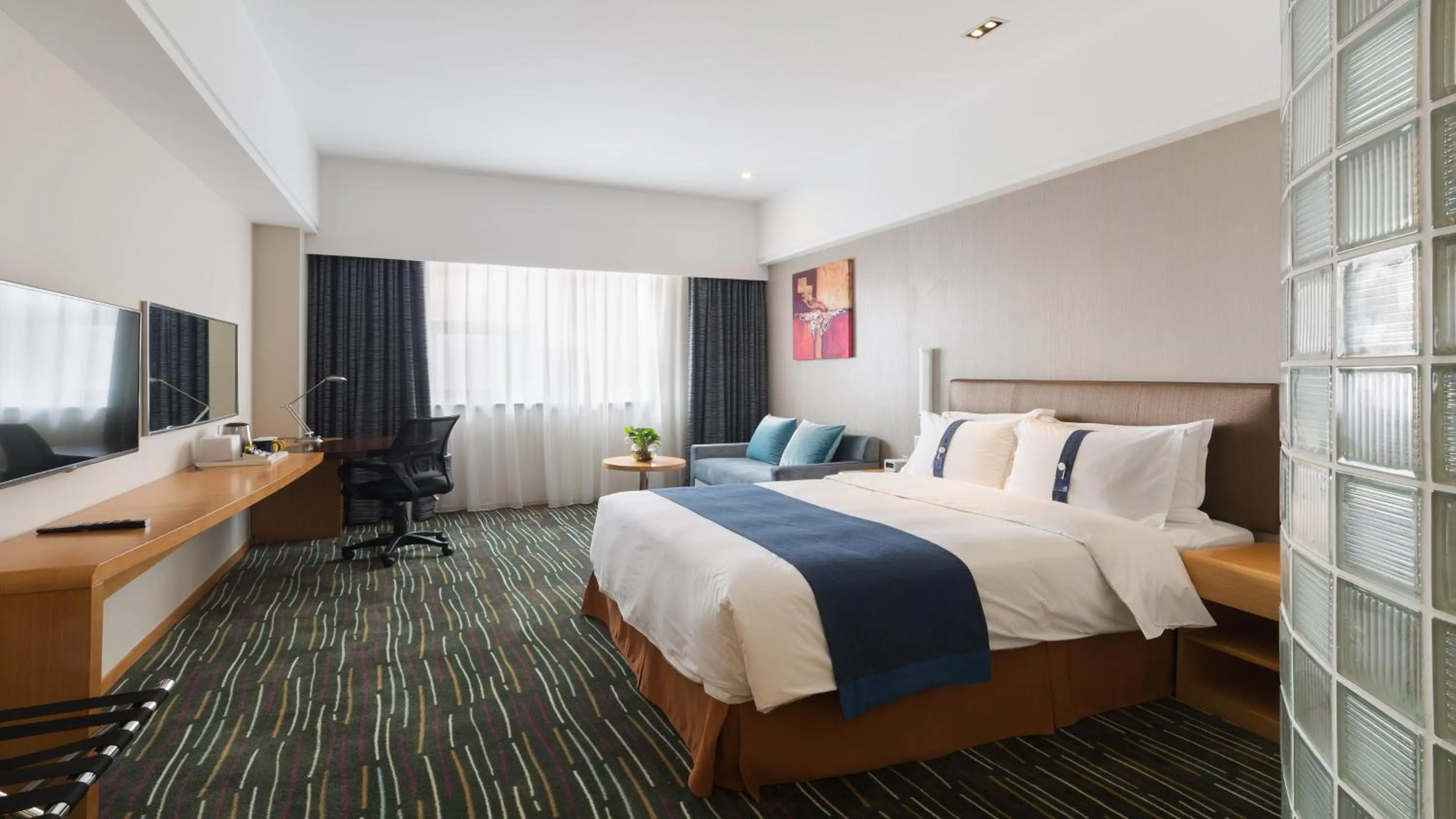 Photo of the whole room, Bed in Holiday Inn Express Shanghai New Jinqiao by IHG