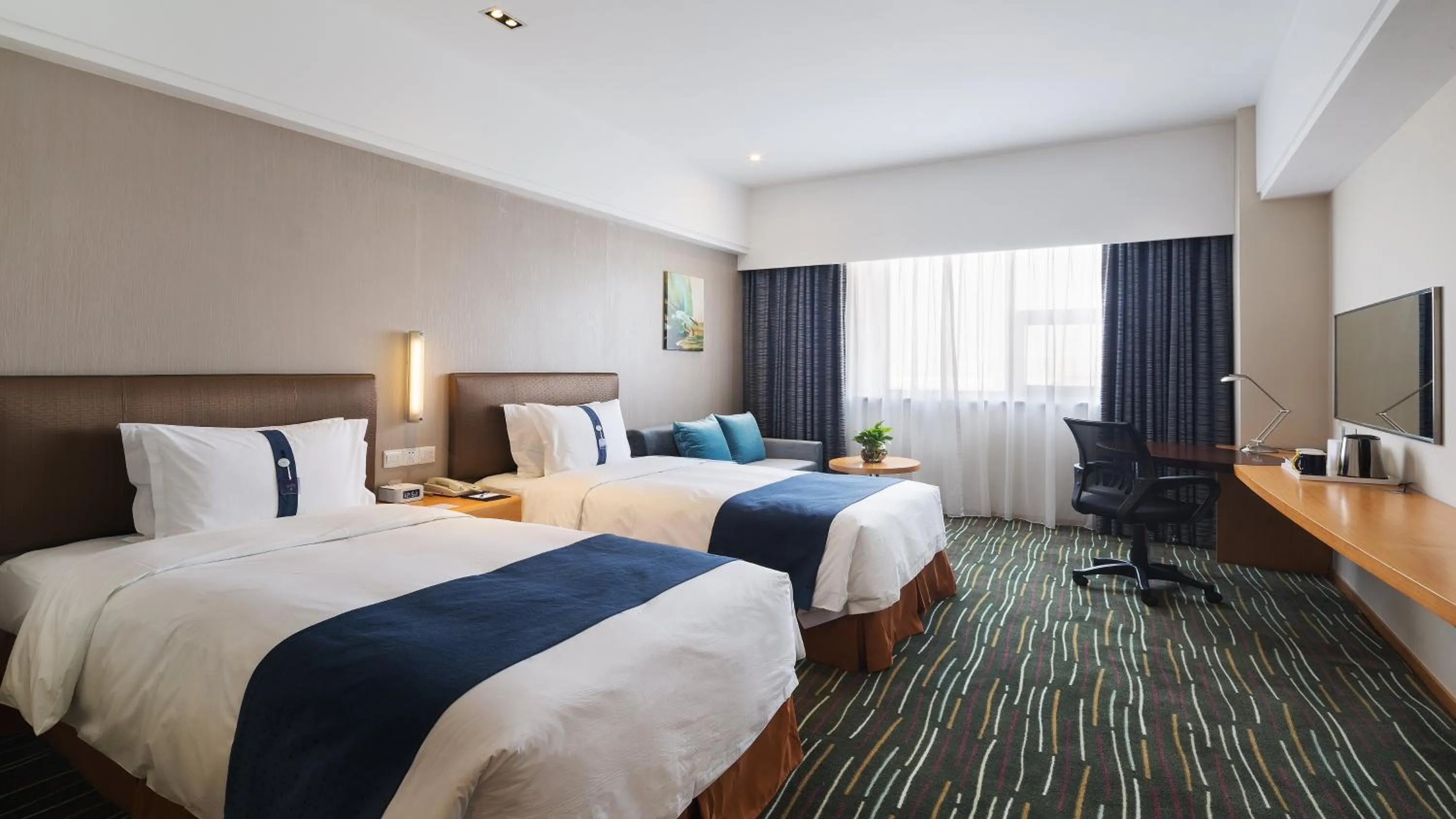 Photo of the whole room, Bed in Holiday Inn Express Shanghai New Jinqiao by IHG