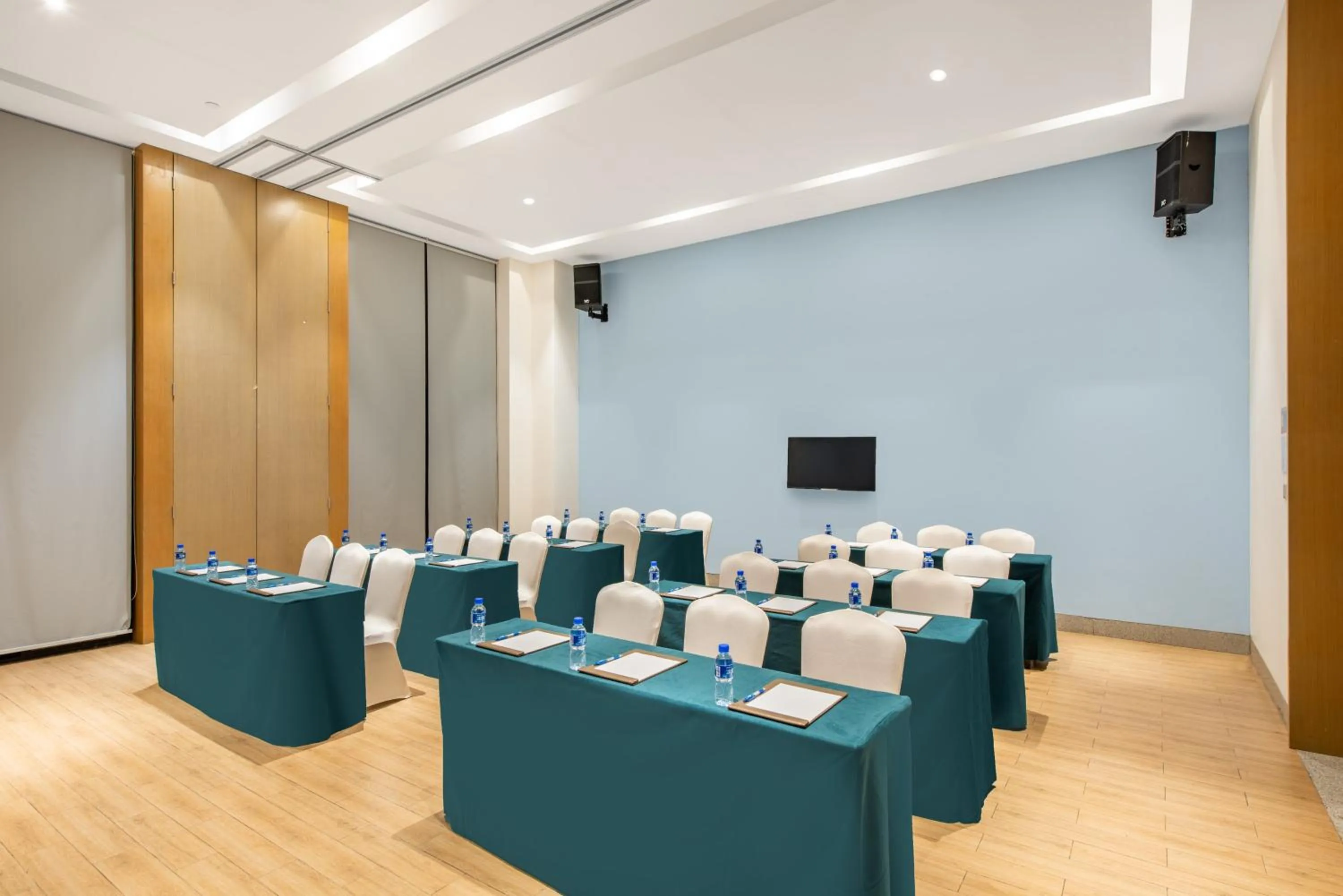 Meeting/conference room in Holiday Inn Express Haikou West Coast by IHG