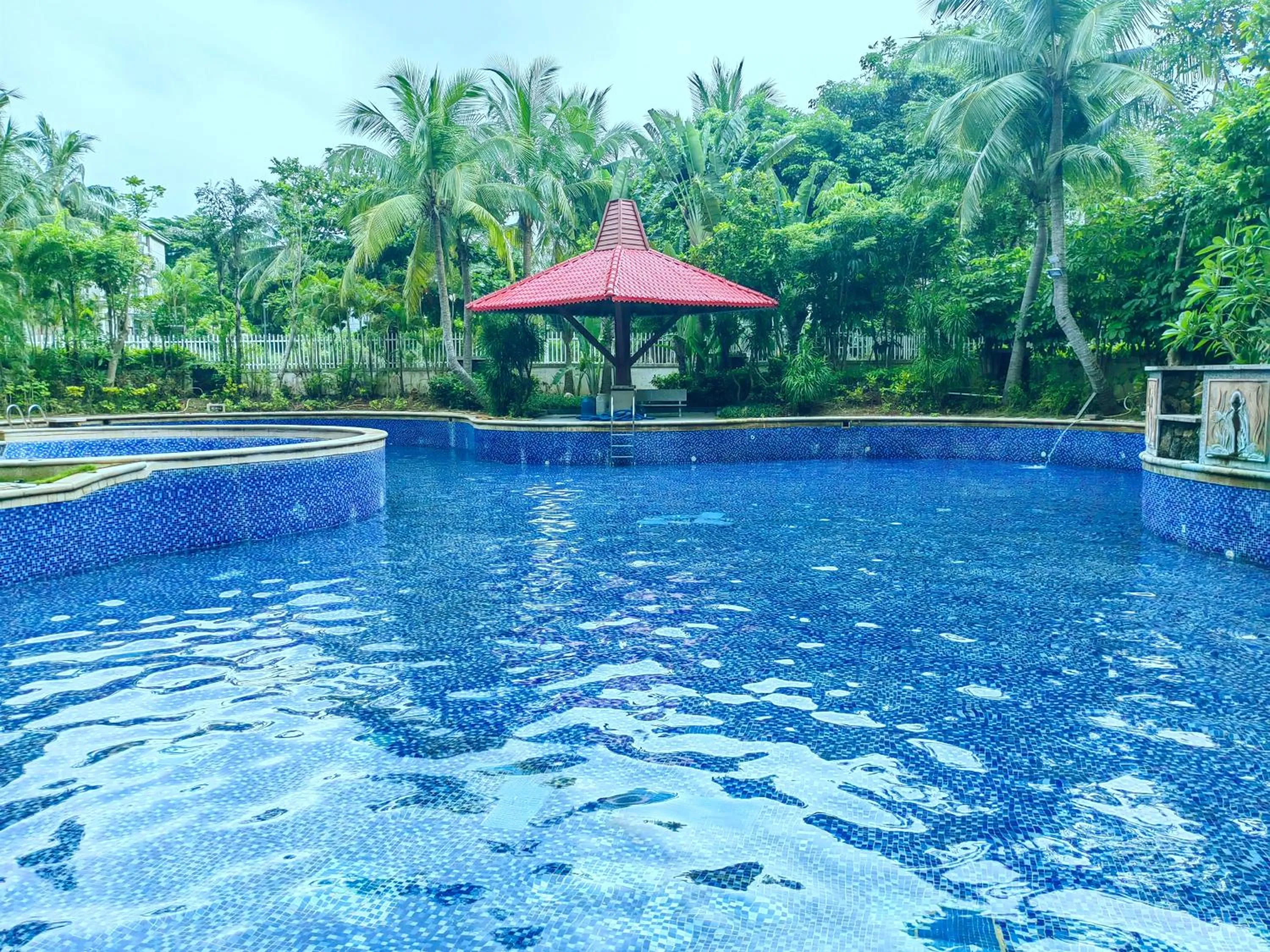 Garden in Holiday Inn Express Haikou West Coast by IHG