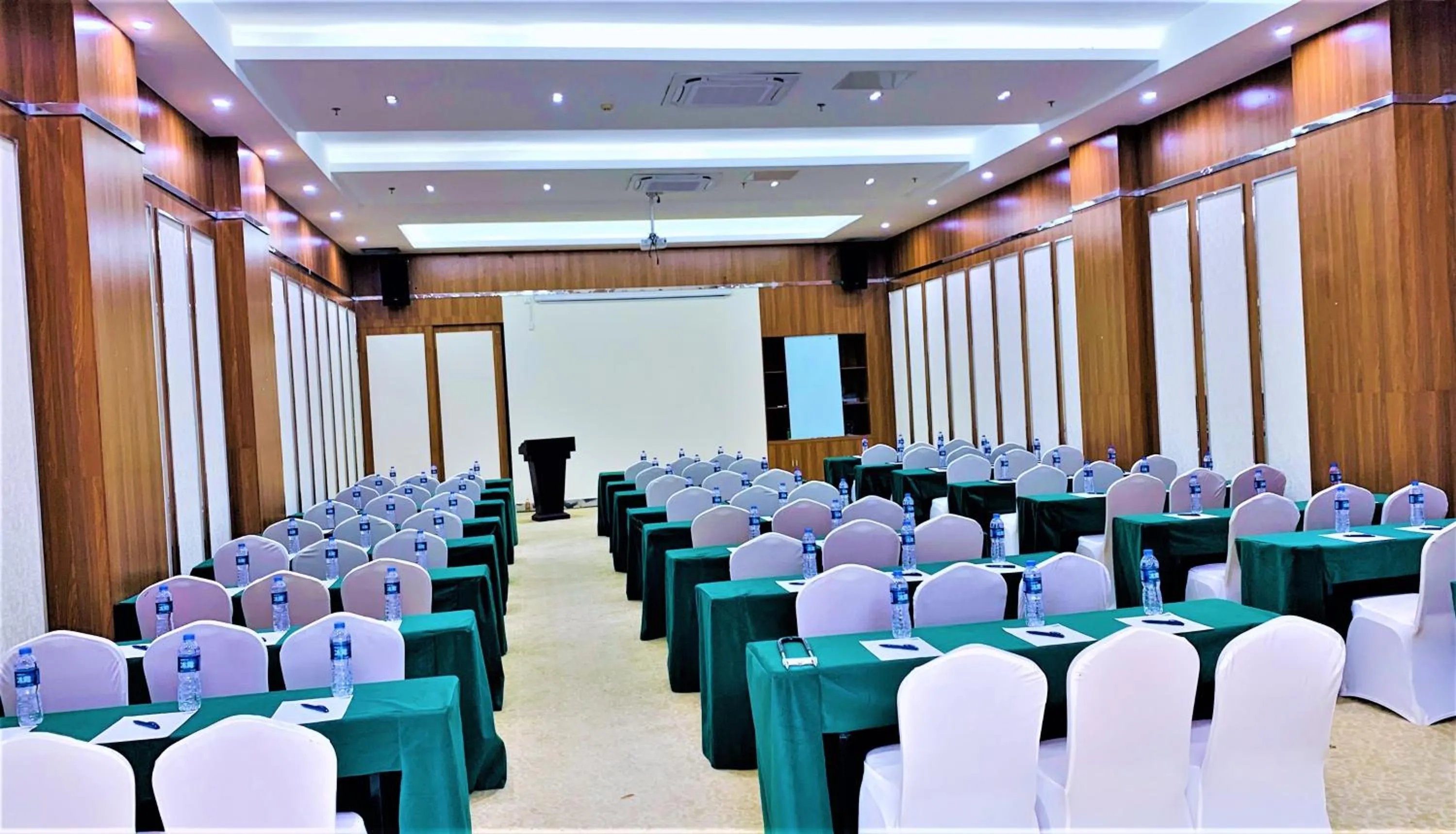 Meeting/conference room in Holiday Inn Express Haikou West Coast by IHG