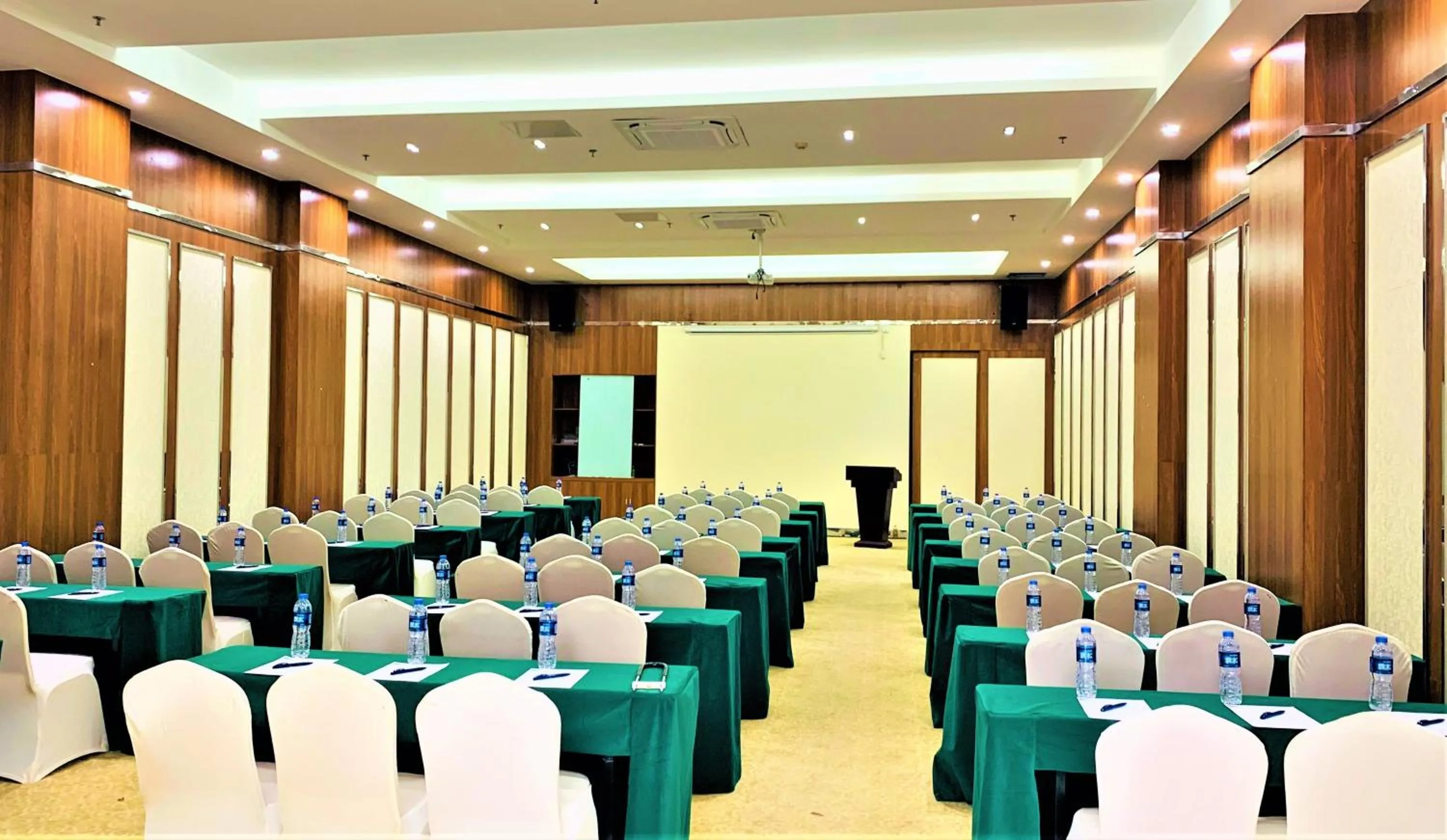 Meeting/conference room in Holiday Inn Express Haikou West Coast by IHG