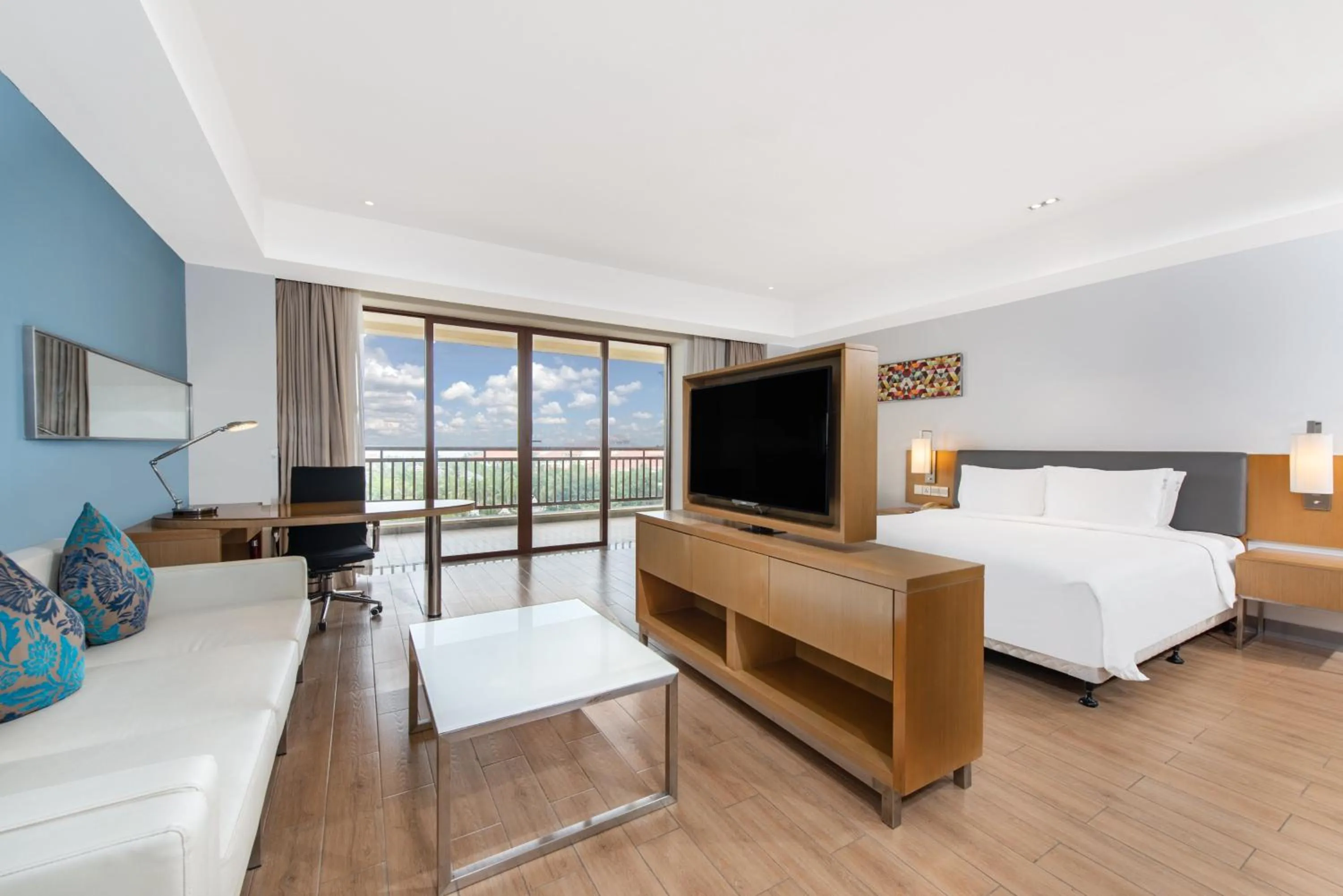 Photo of the whole room, Bed in Holiday Inn Express Haikou West Coast by IHG