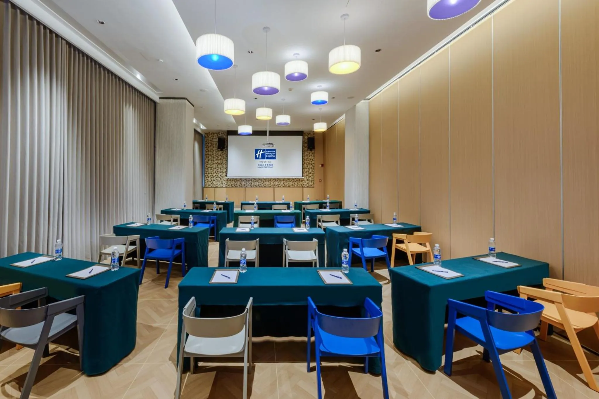 Meeting/conference room in Holiday Inn Express Haikou West Coast by IHG