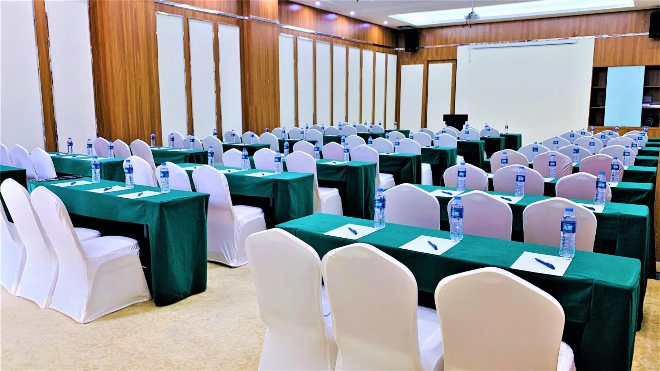 Meeting/conference room in Holiday Inn Express Haikou West Coast by IHG