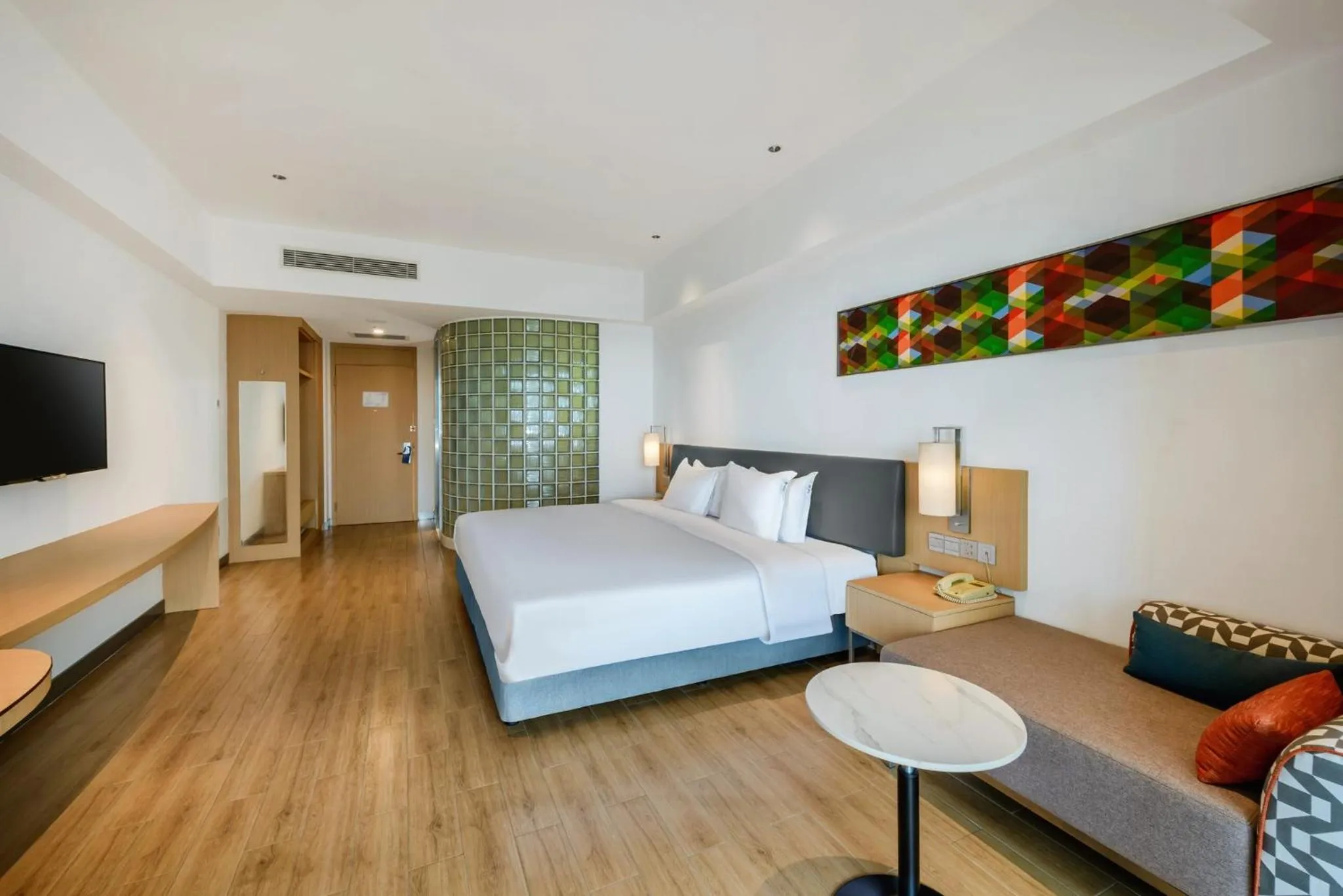 Photo of the whole room, Bed in Holiday Inn Express Haikou West Coast by IHG