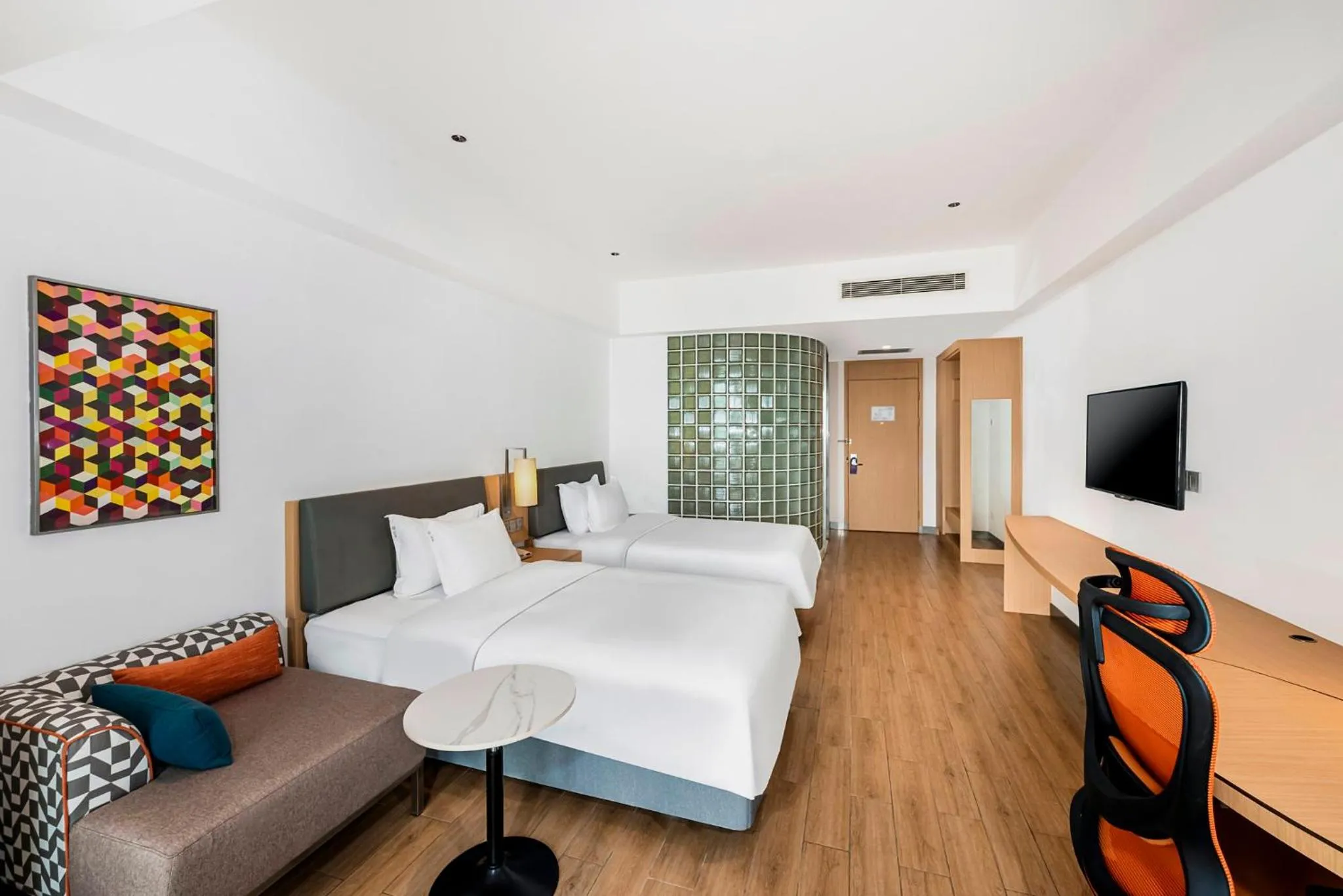 Photo of the whole room, Bed in Holiday Inn Express Haikou West Coast by IHG