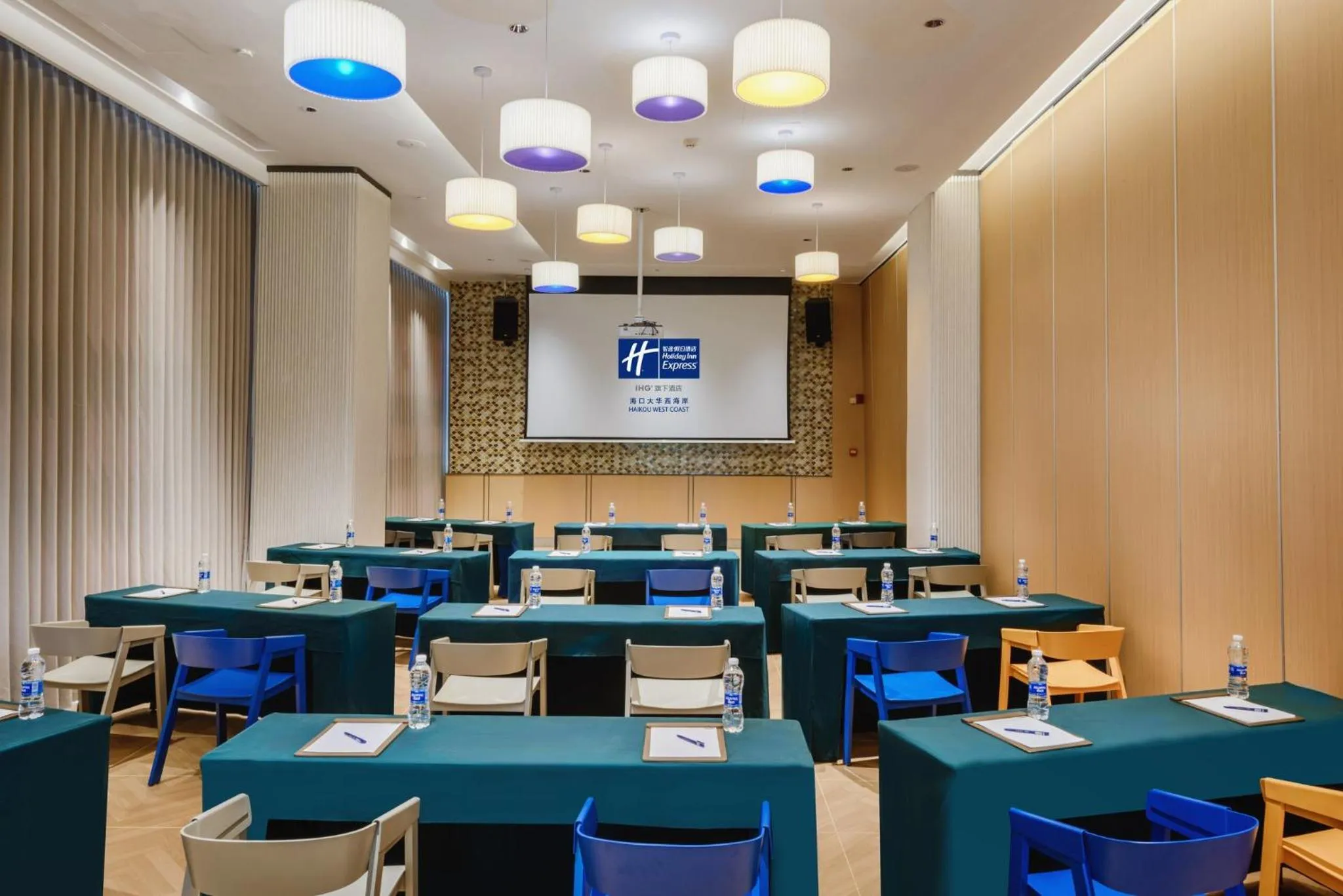 Meeting/conference room in Holiday Inn Express Haikou West Coast by IHG