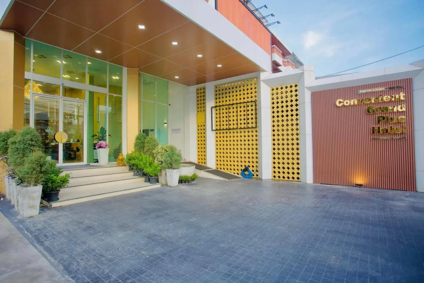 Property building in Convenient Grand Plus Hotel Suvarnabhumi