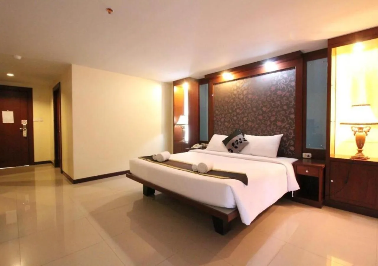 Bed in Convenient Grand Plus Hotel Suvarnabhumi