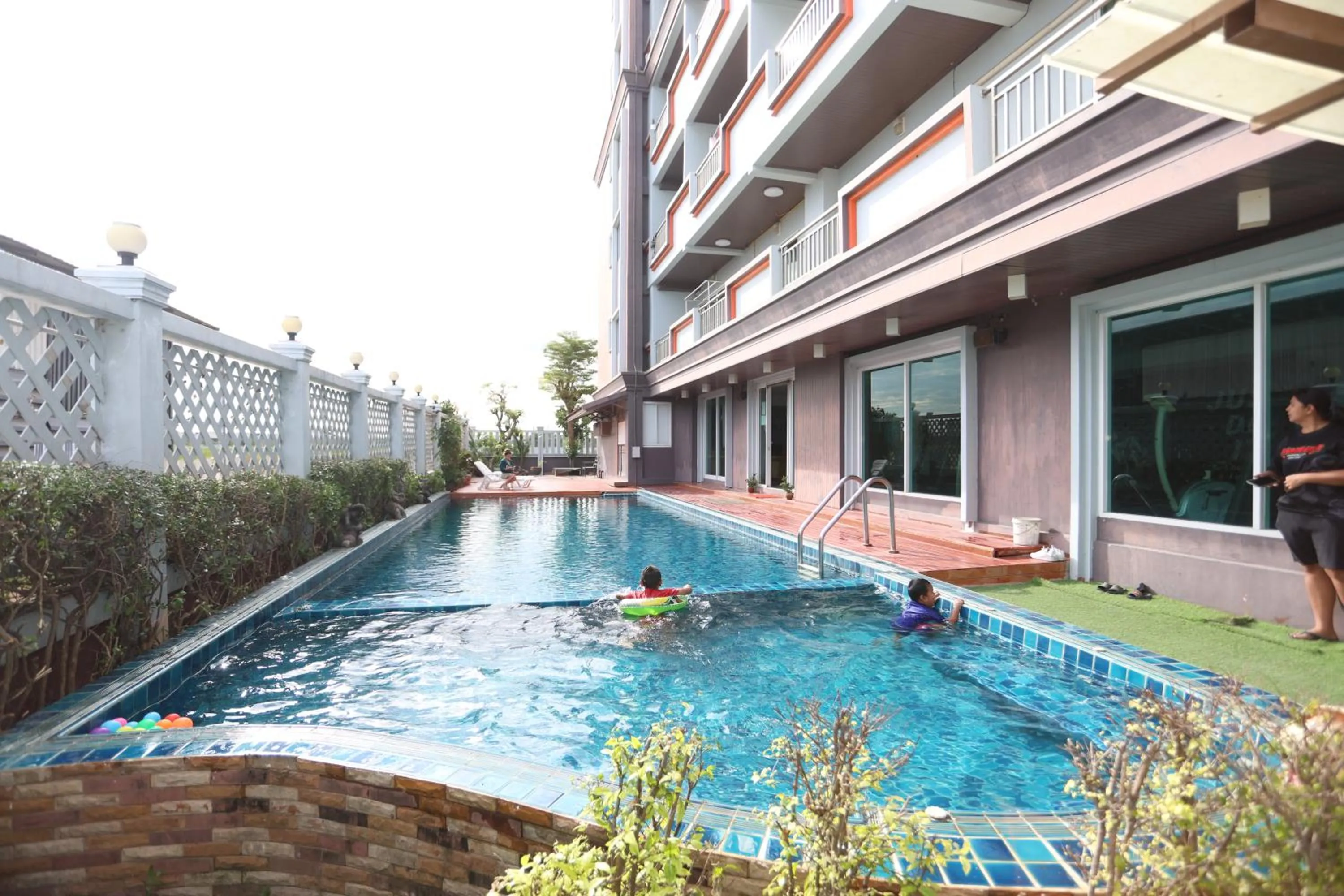 Swimming pool in Convenient Grand Plus Hotel Suvarnabhumi