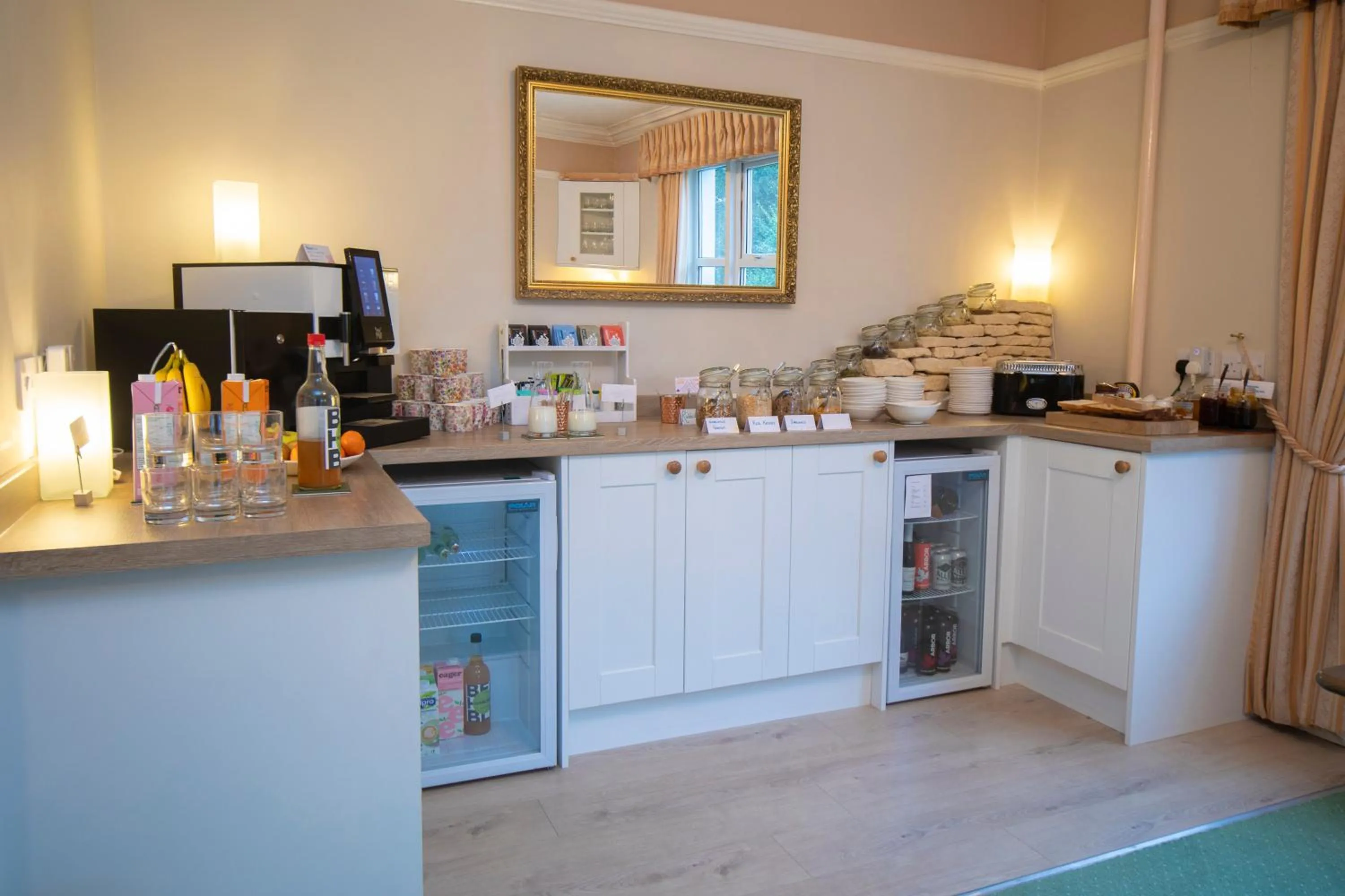 Lounge or bar in Cleeve Hill Hotel