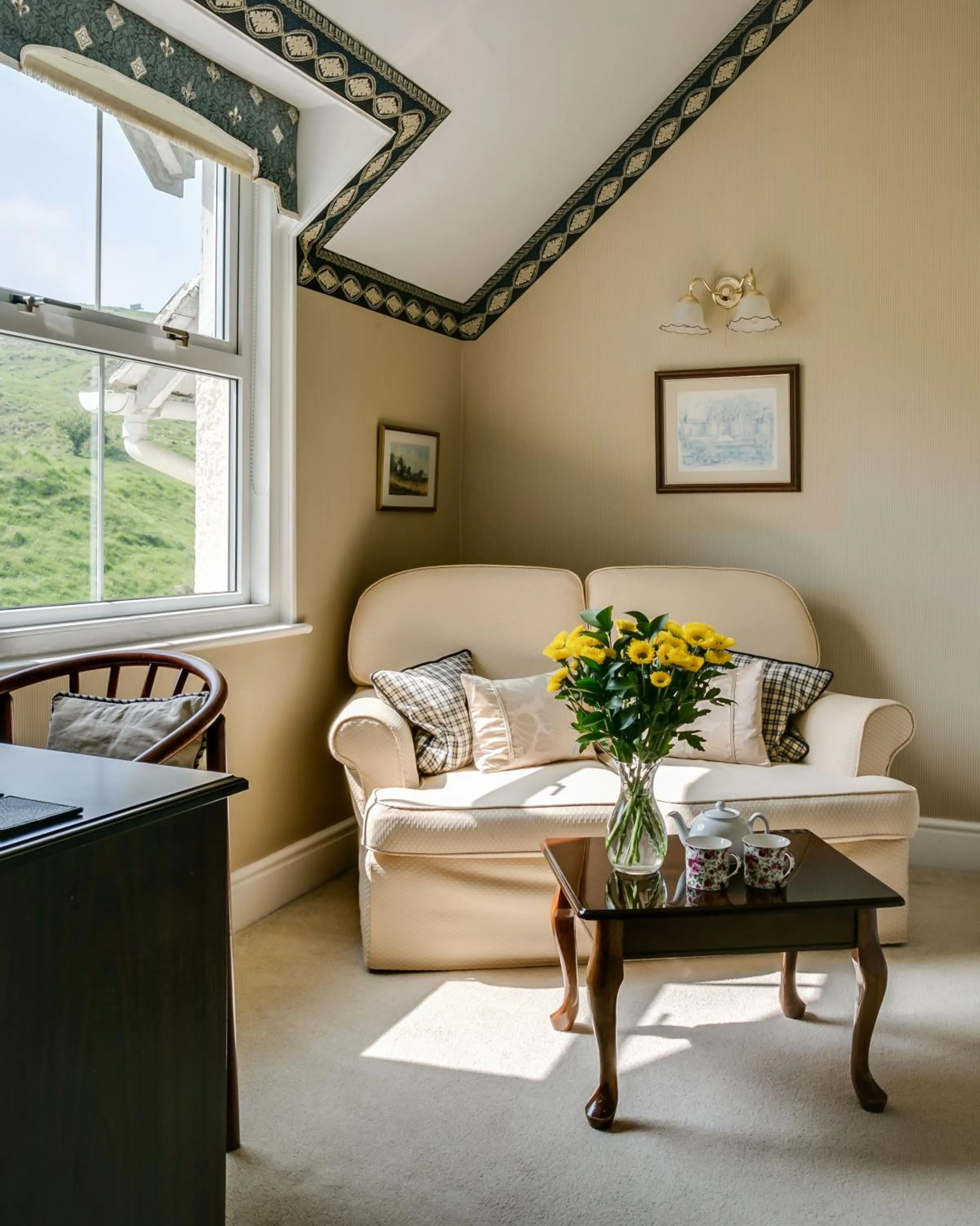 Living room in Cleeve Hill Hotel