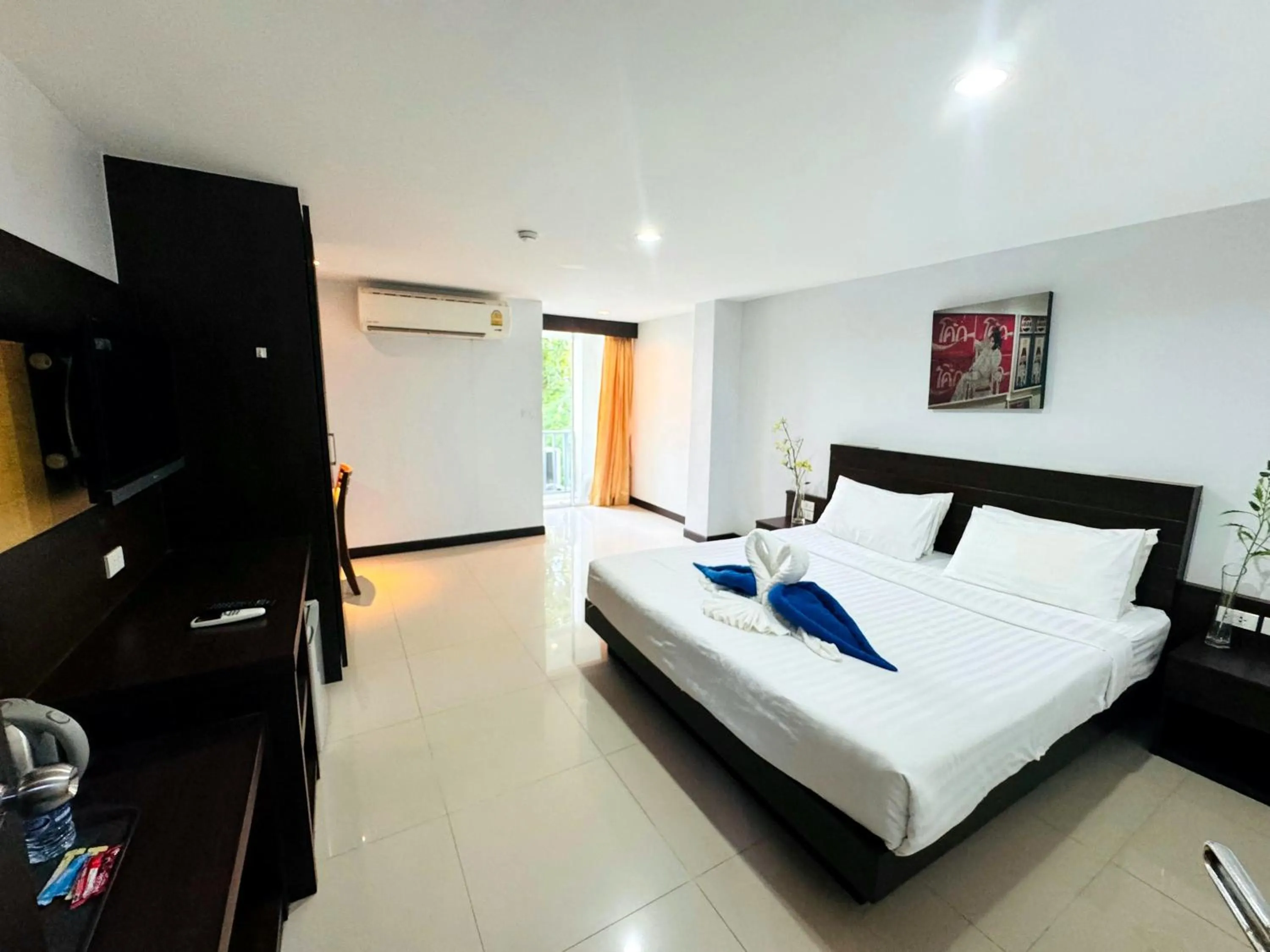 Photo of the whole room, Bed in La Casa Patong