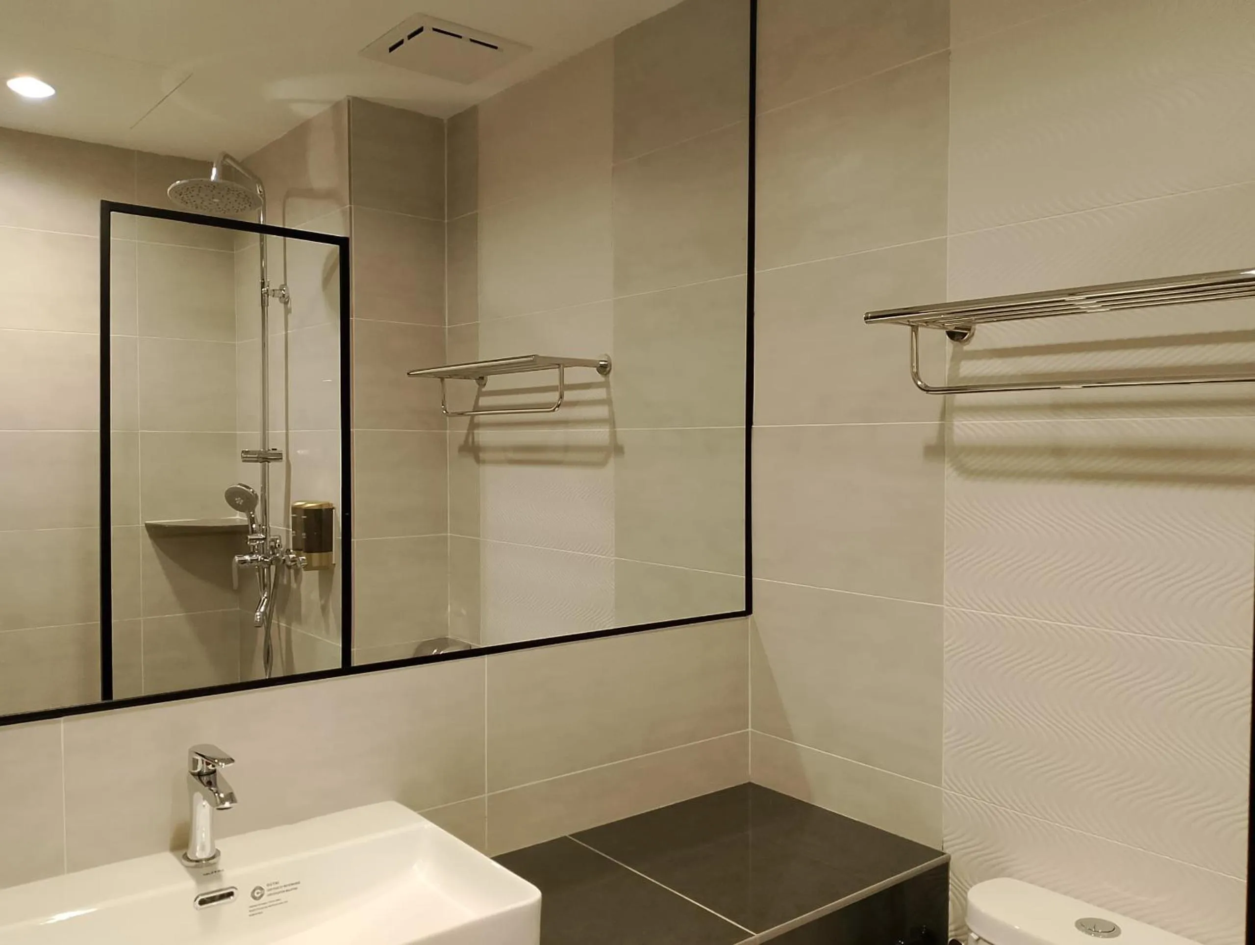 Shower in Forum Hotel Penang