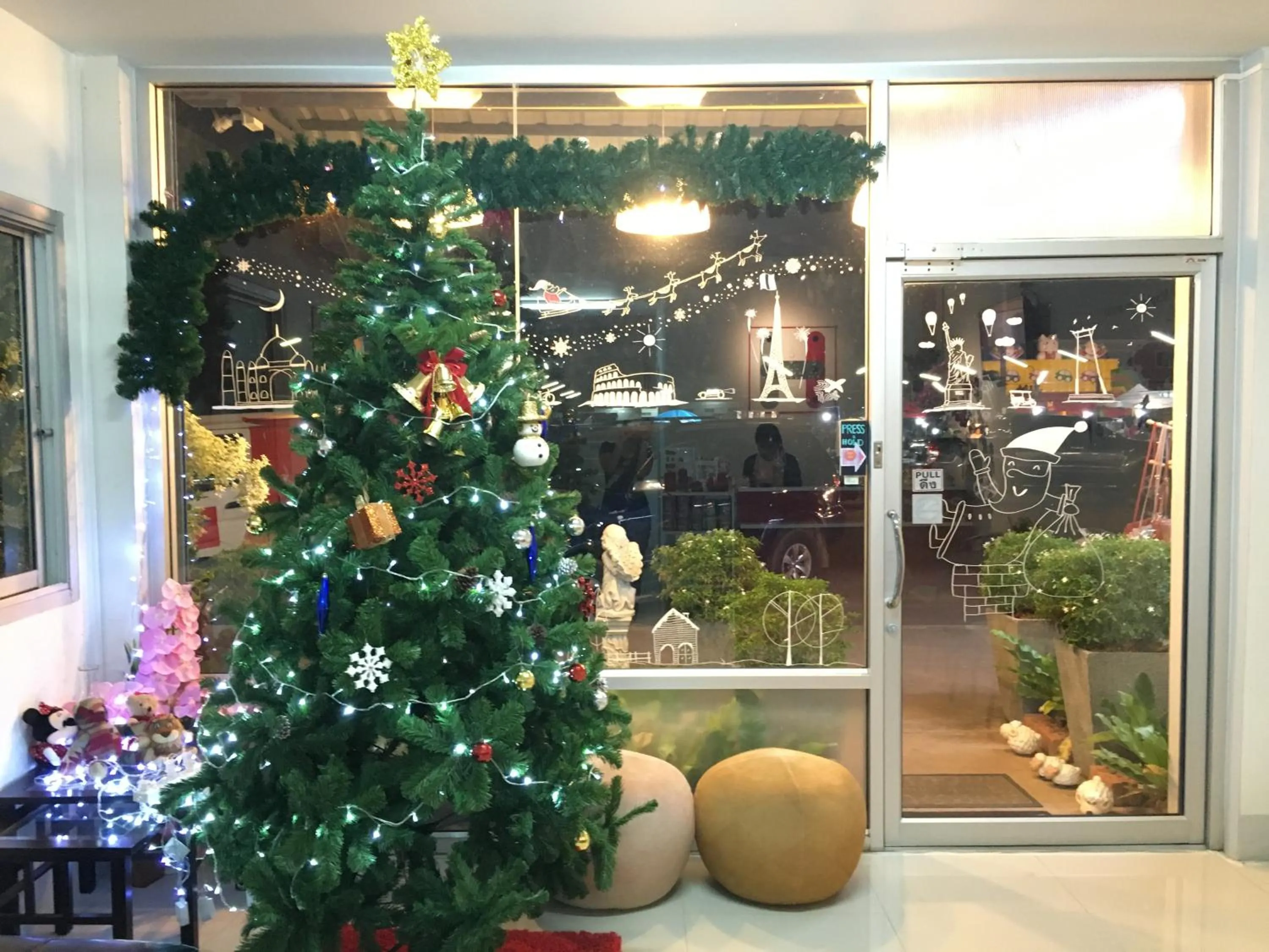 Communal lounge/ TV room in Honghub Sakon Hotel