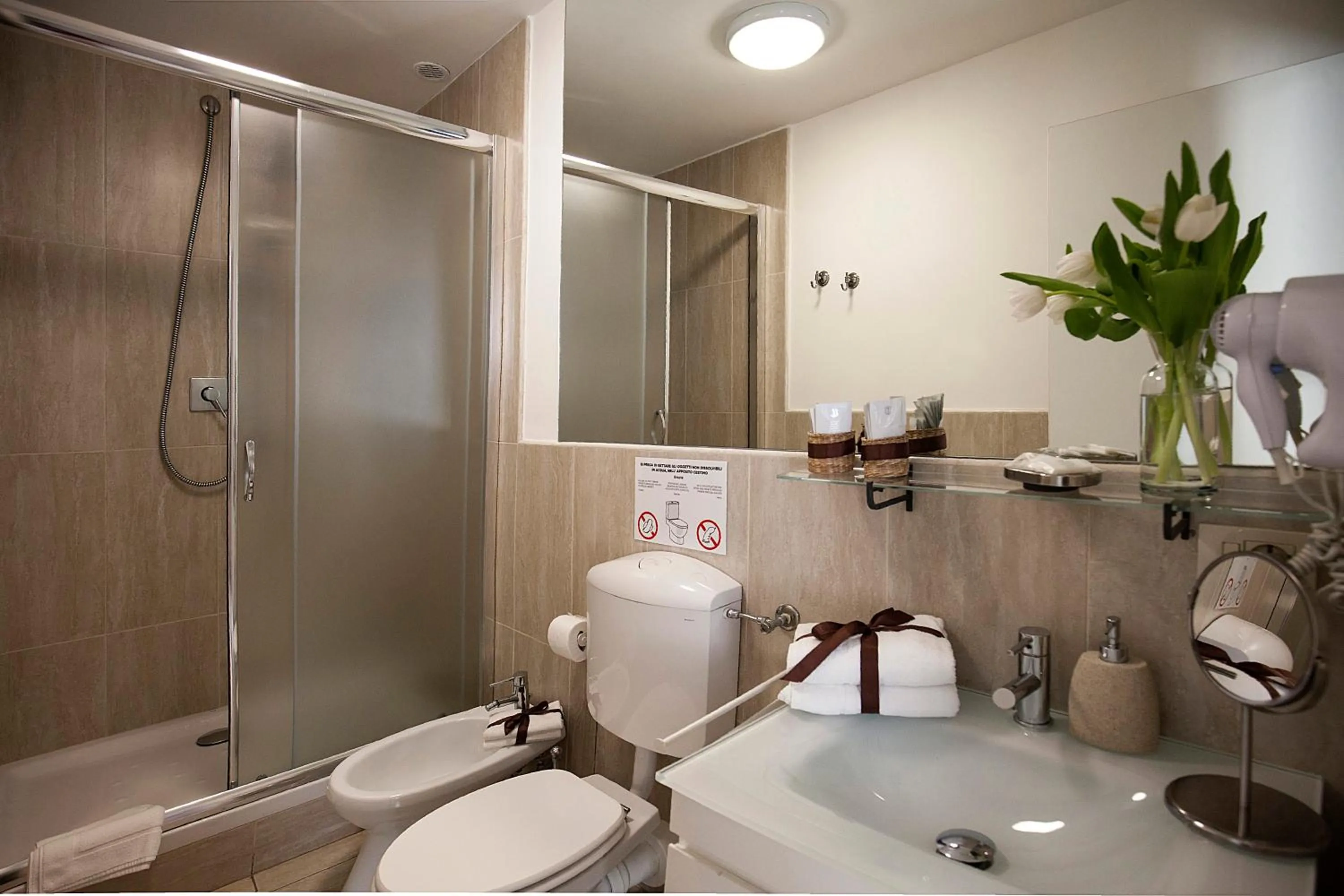 Shower in Roman Holidays cuore dell'Impero