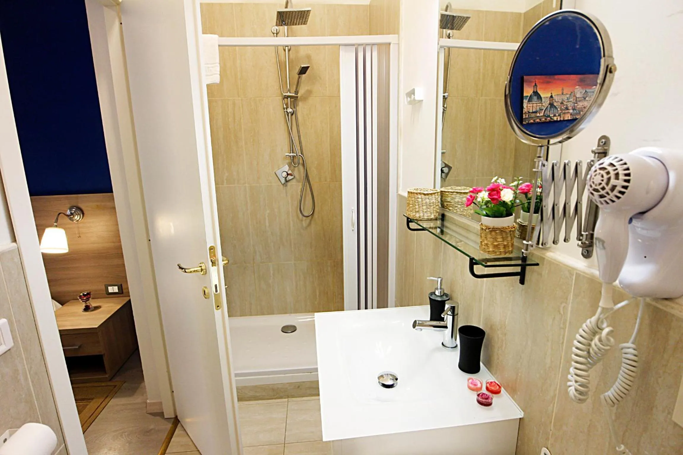 Shower in Roman Holidays cuore dell'Impero