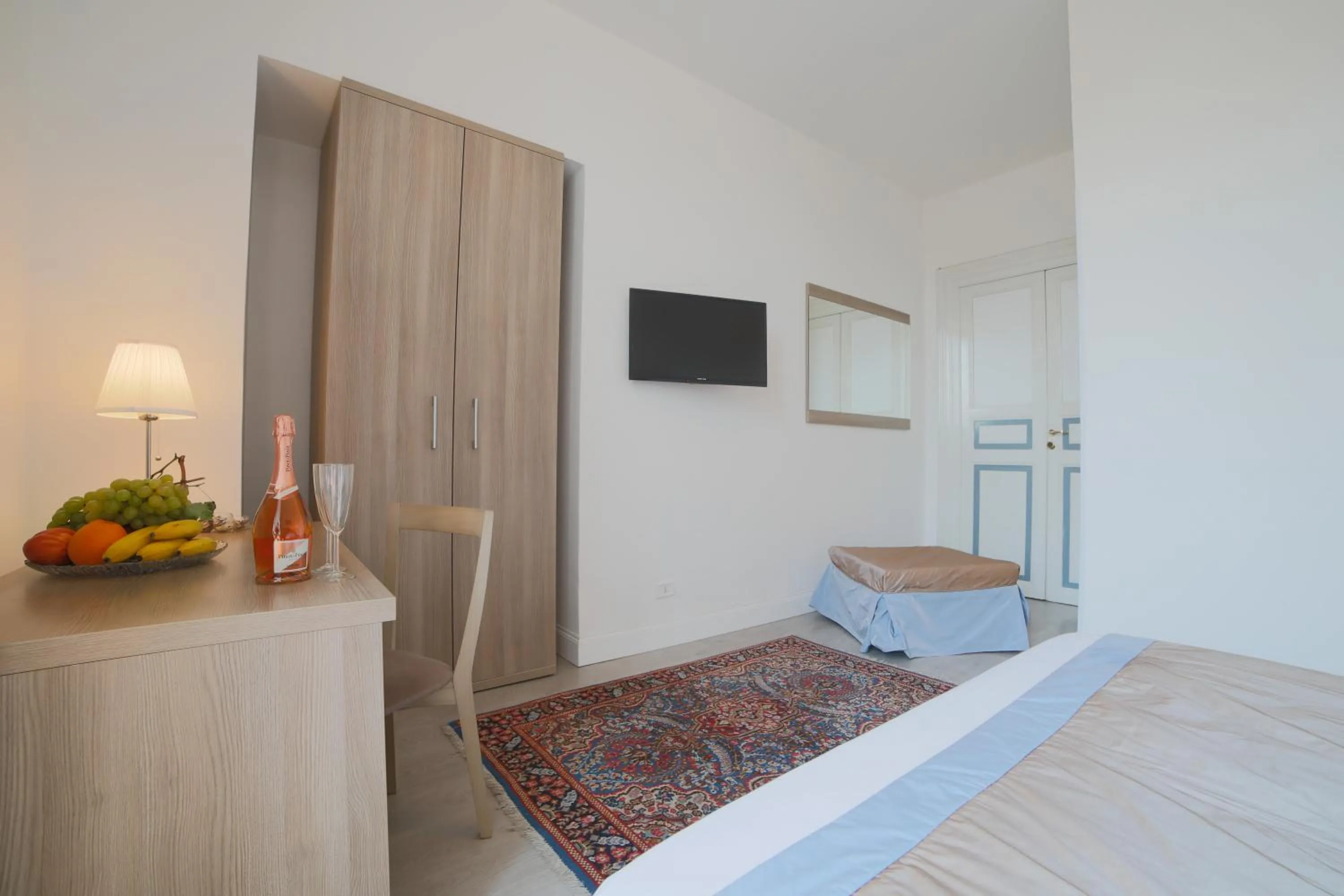 Photo of the whole room, Bed in Roman Holidays cuore dell'Impero