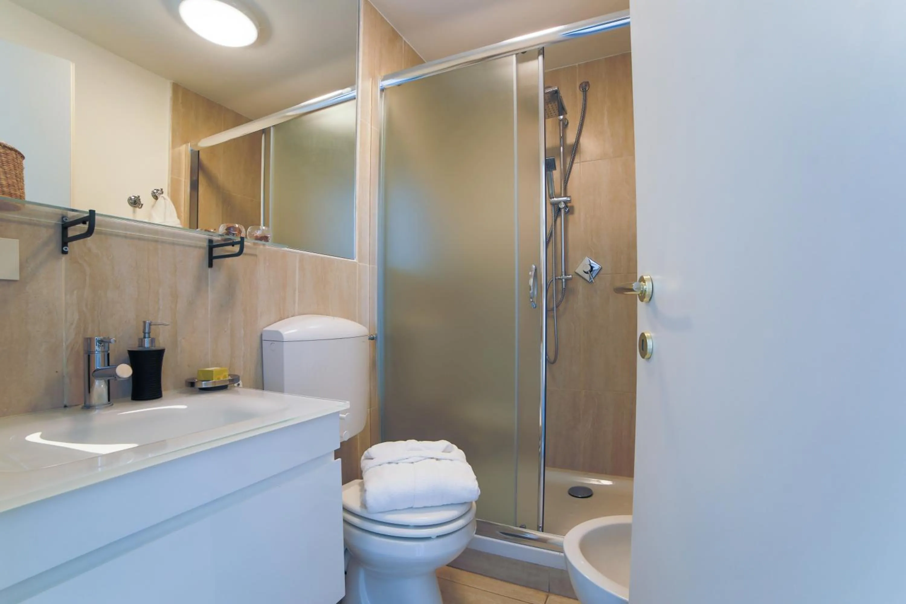 Shower in Roman Holidays cuore dell'Impero