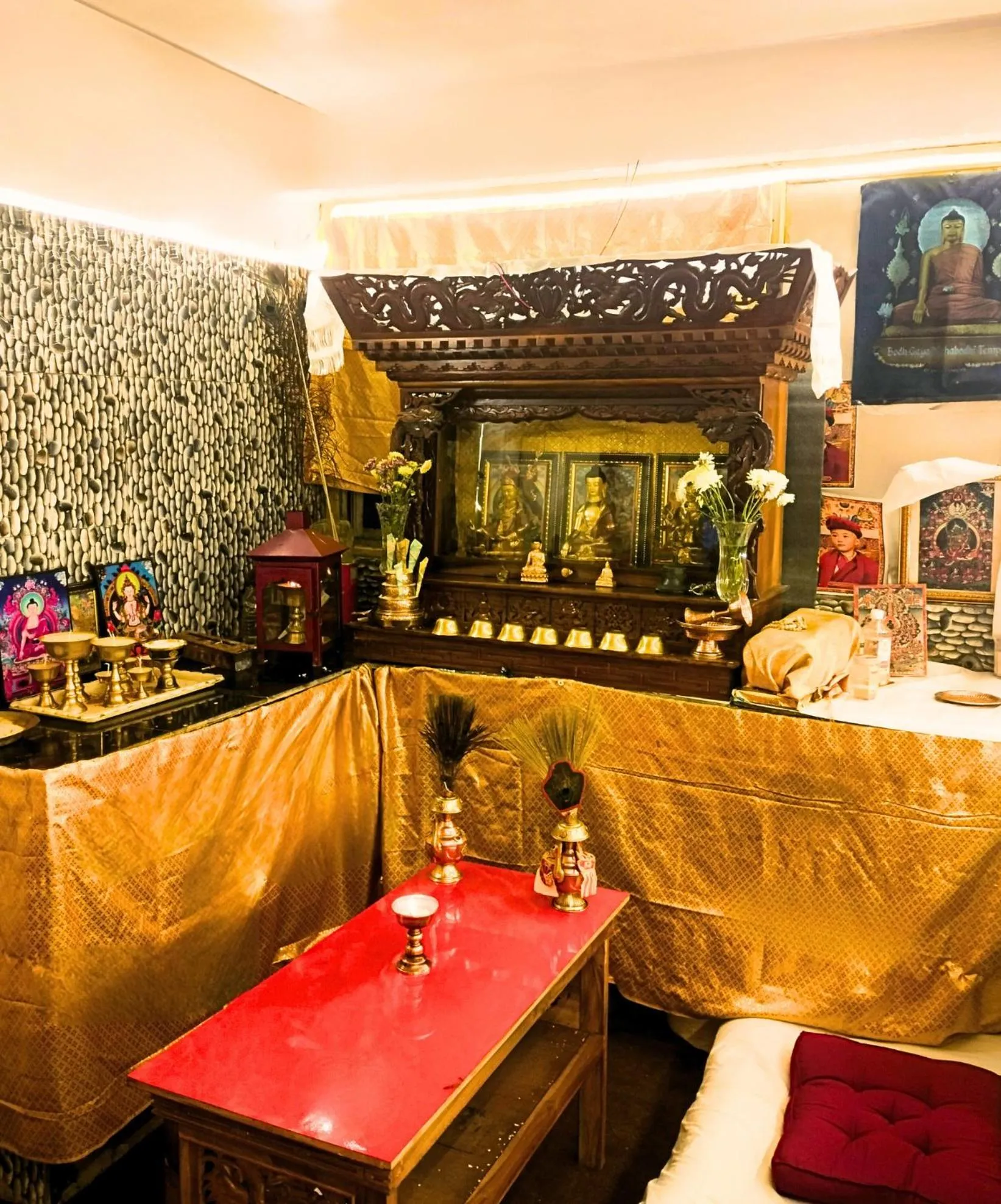 Living room in Hidden Monkey Stays Darjeeling, Batasia