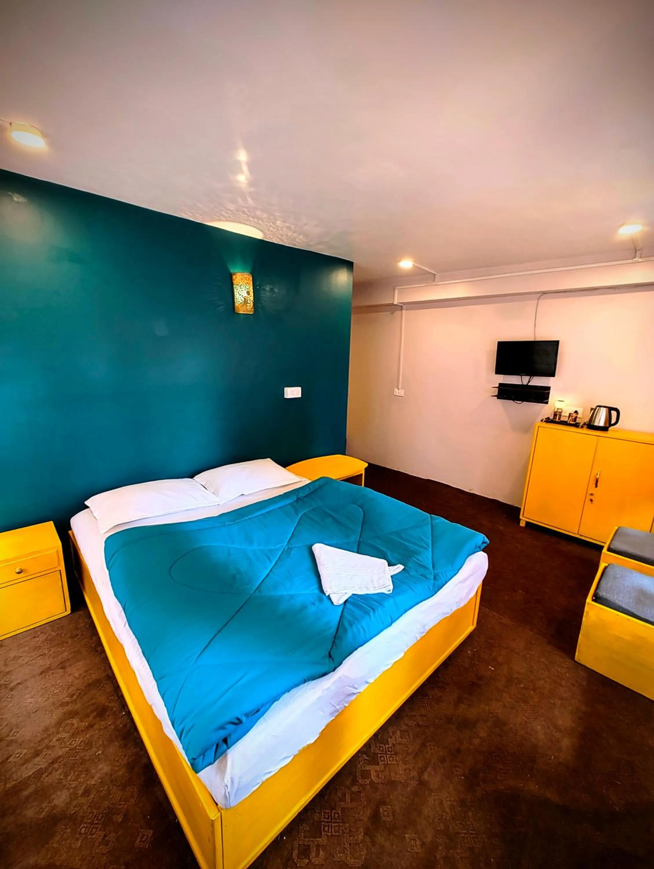 Photo of the whole room, Bed in Hidden Monkey Stays Darjeeling, Batasia