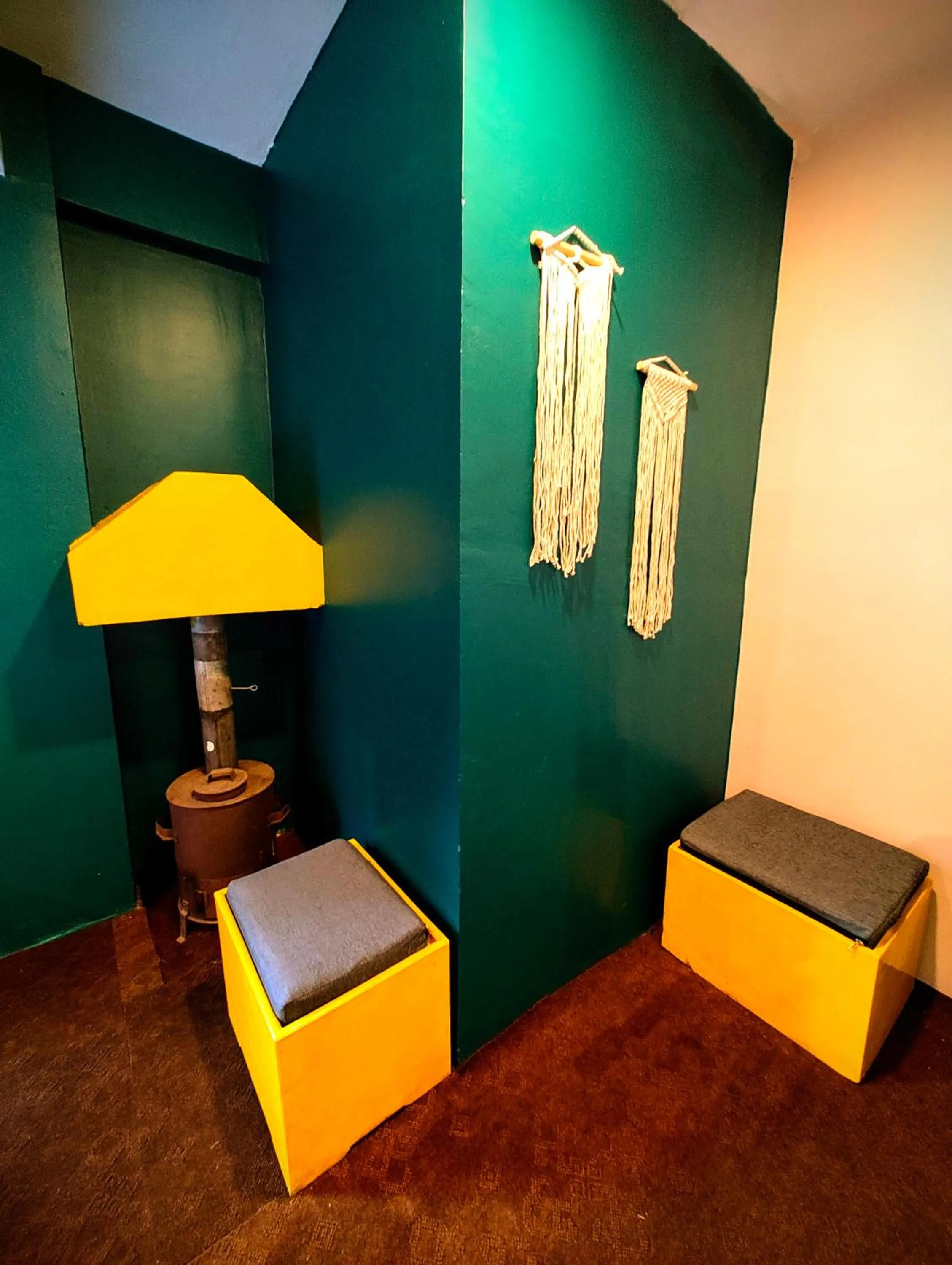 Seating area in Hidden Monkey Stays Darjeeling, Batasia