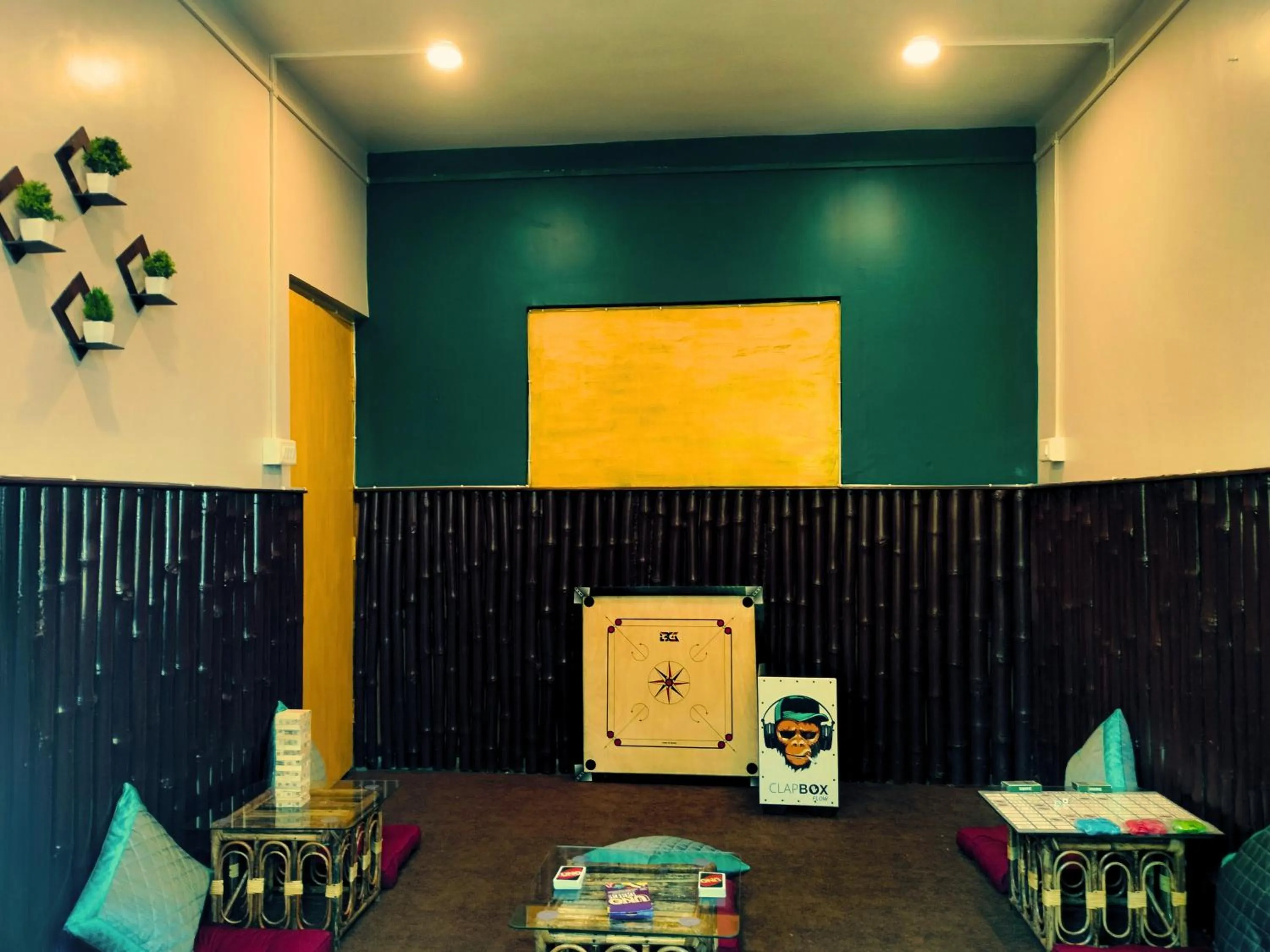 Communal lounge/ TV room in Hidden Monkey Stays Darjeeling, Batasia