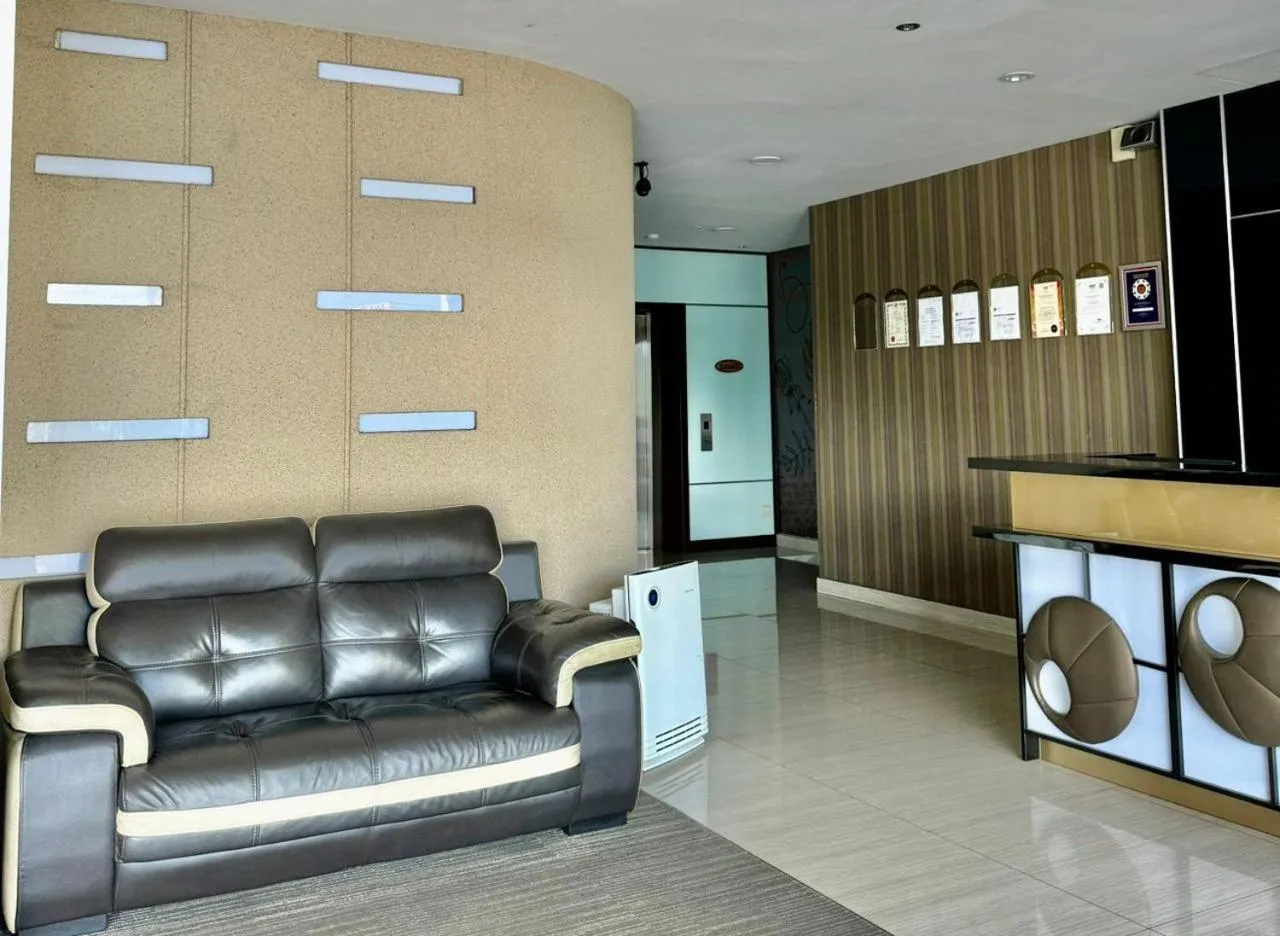 Seating area in Chariton Hotel Nusa Bestari