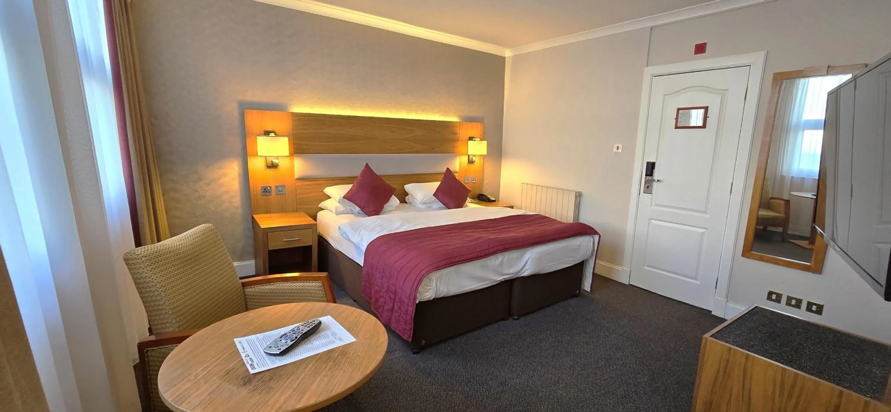 Bedroom, Bed in The Empress Hotel