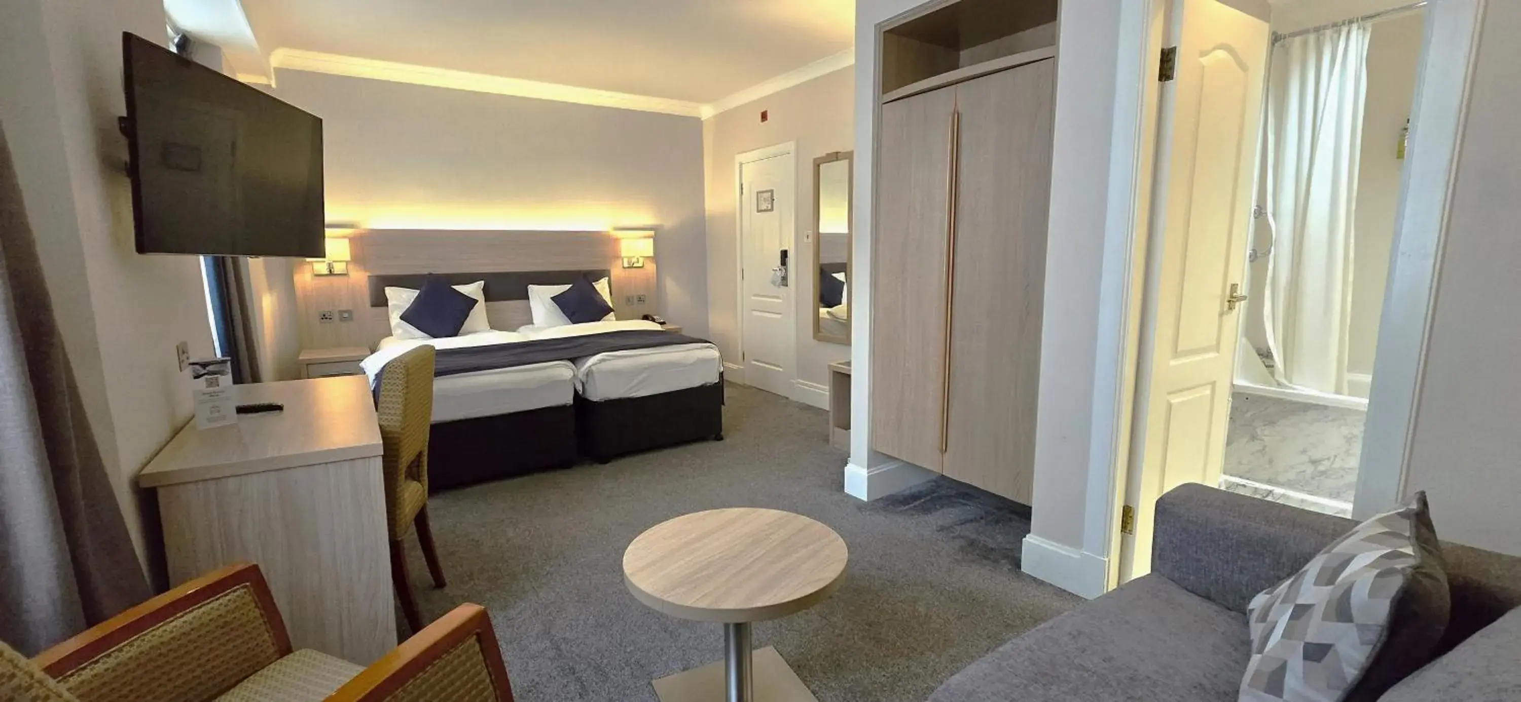 Classic Twin Room with Sofa in The Empress Hotel Classic Twin Room with Sofa in The Empress Hotel