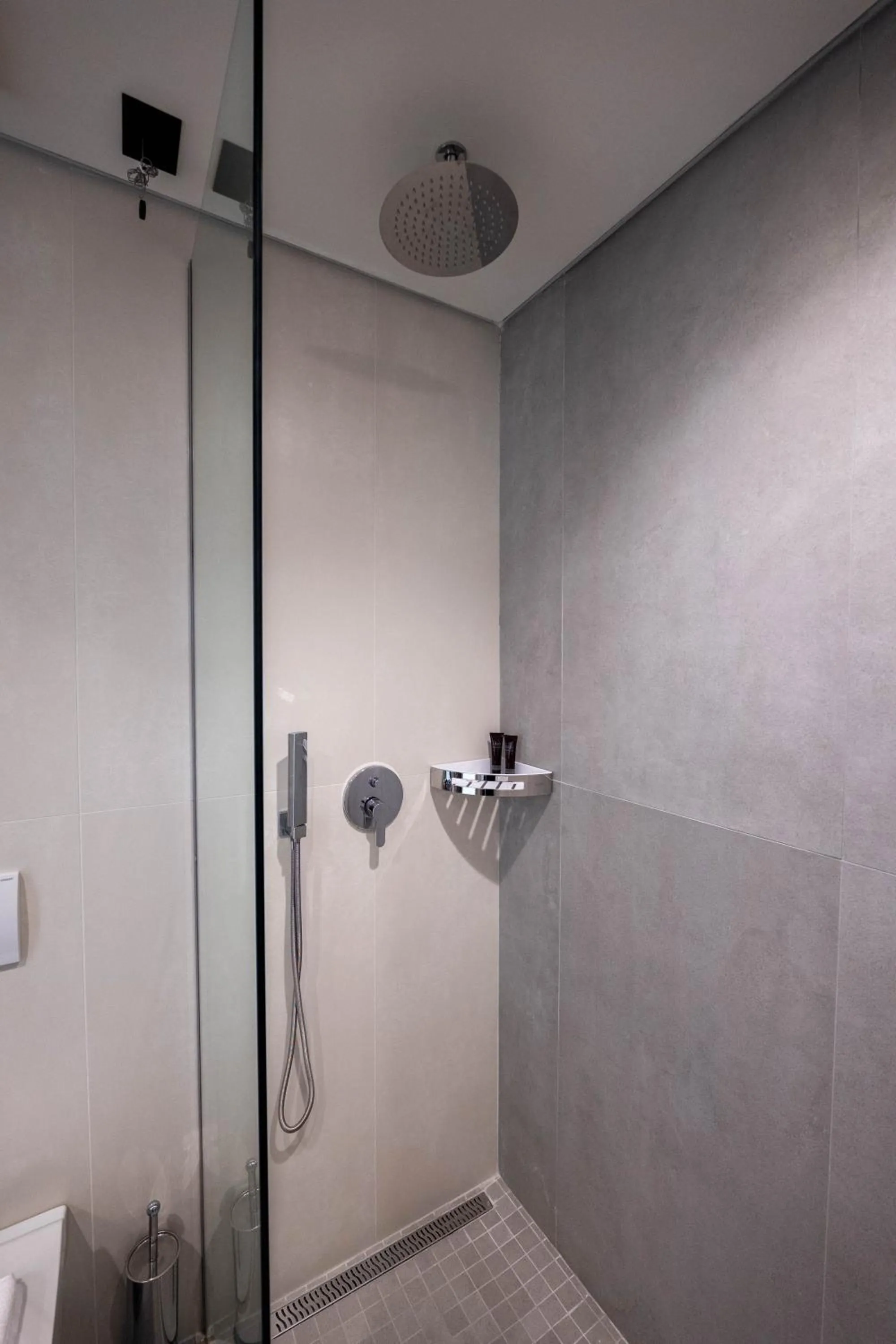 Shower in Grand Hotel Saranda