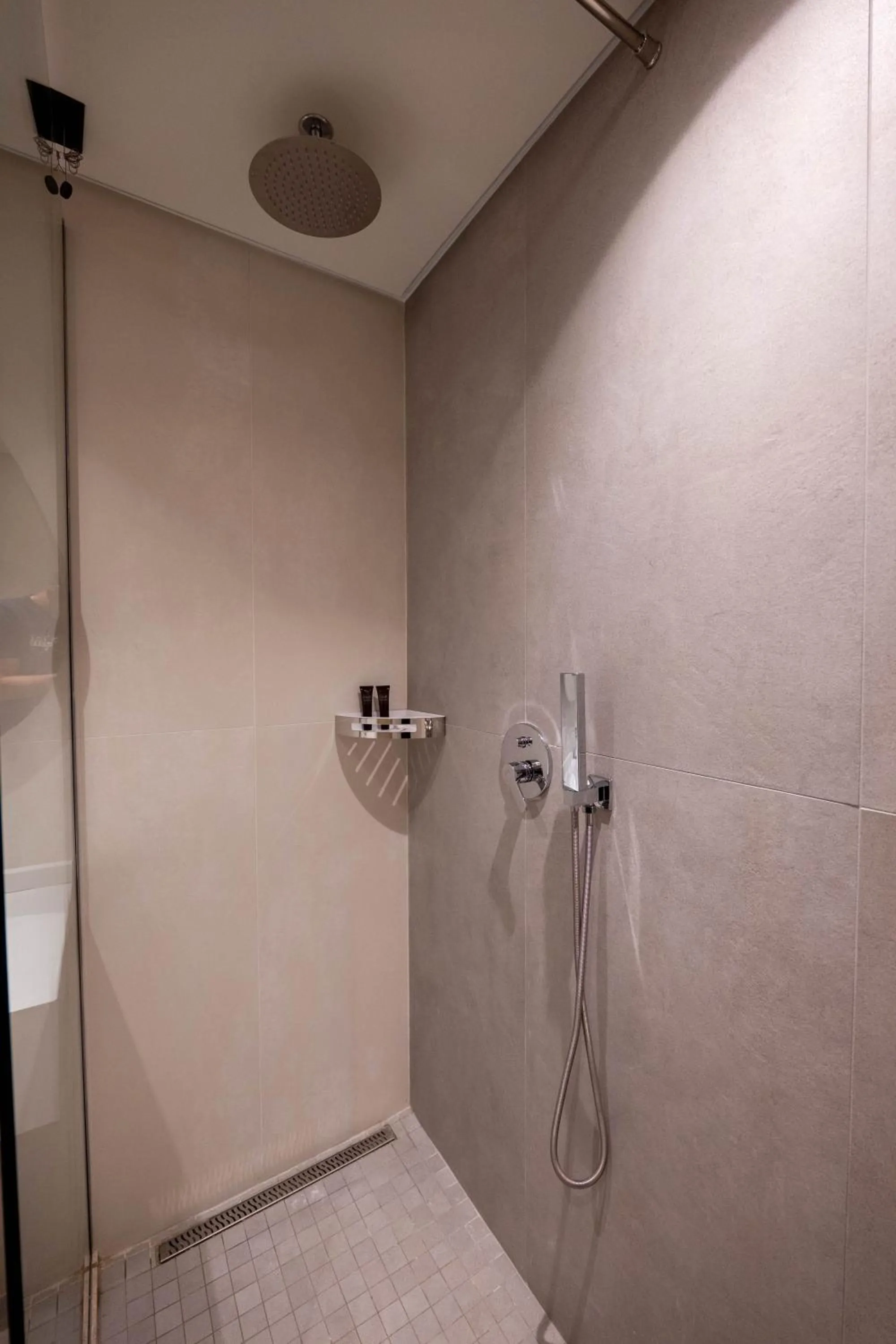 Shower in Grand Hotel Saranda