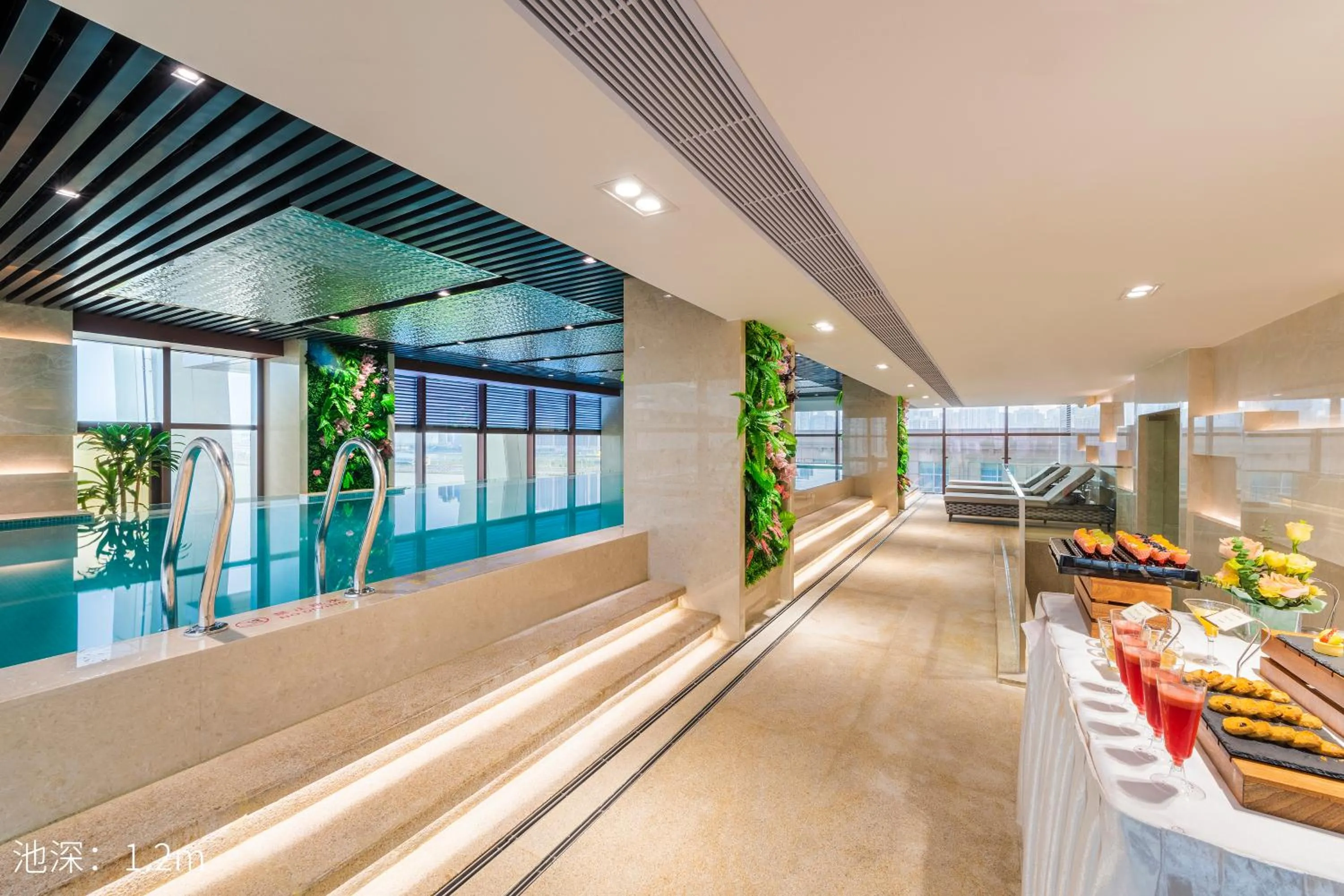 Swimming pool in Similan Hotel Zhuhai-Gongbei Port