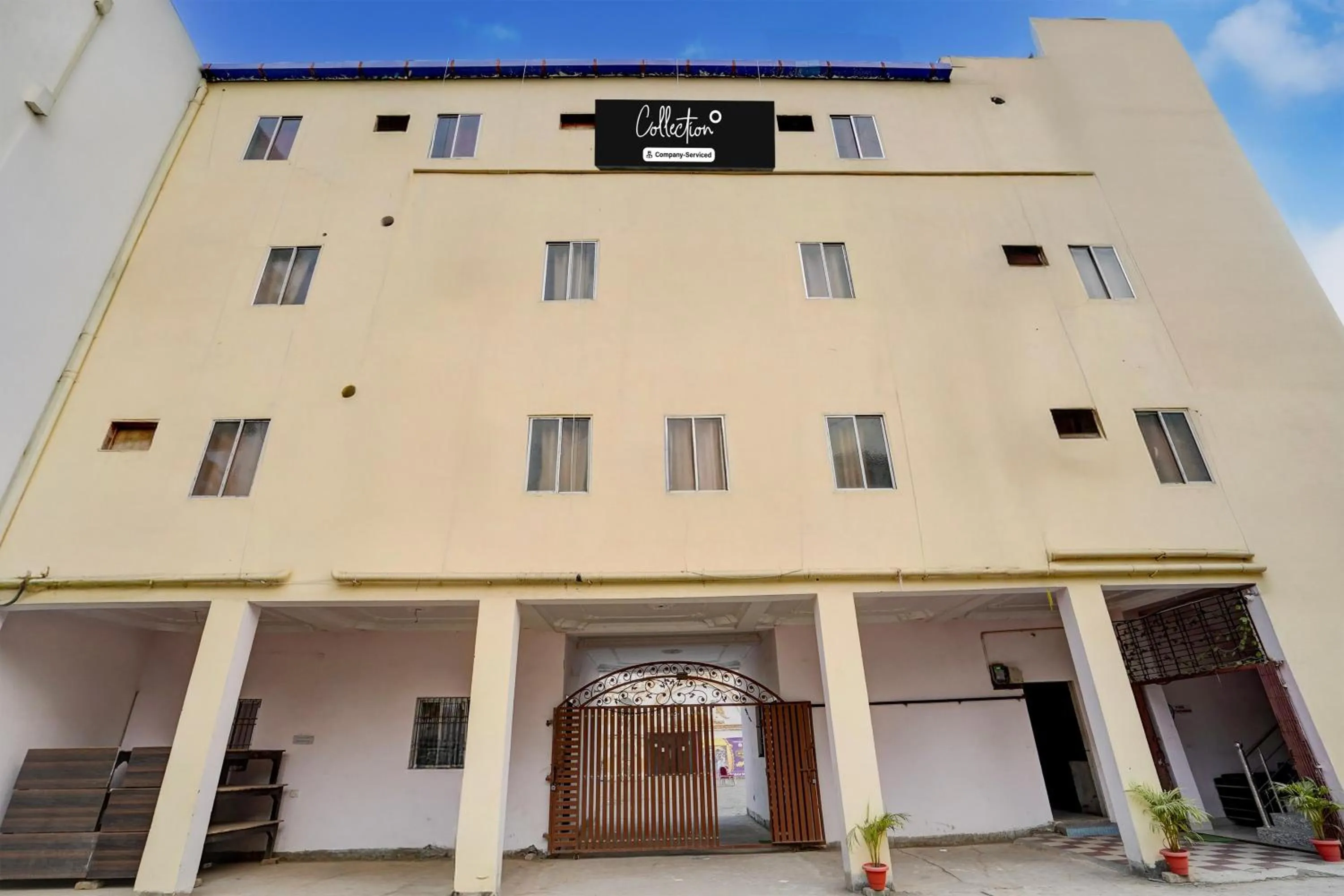 Facade/entrance in Super Collection O Patna Airport Formerly Hotel Shahi Mahal