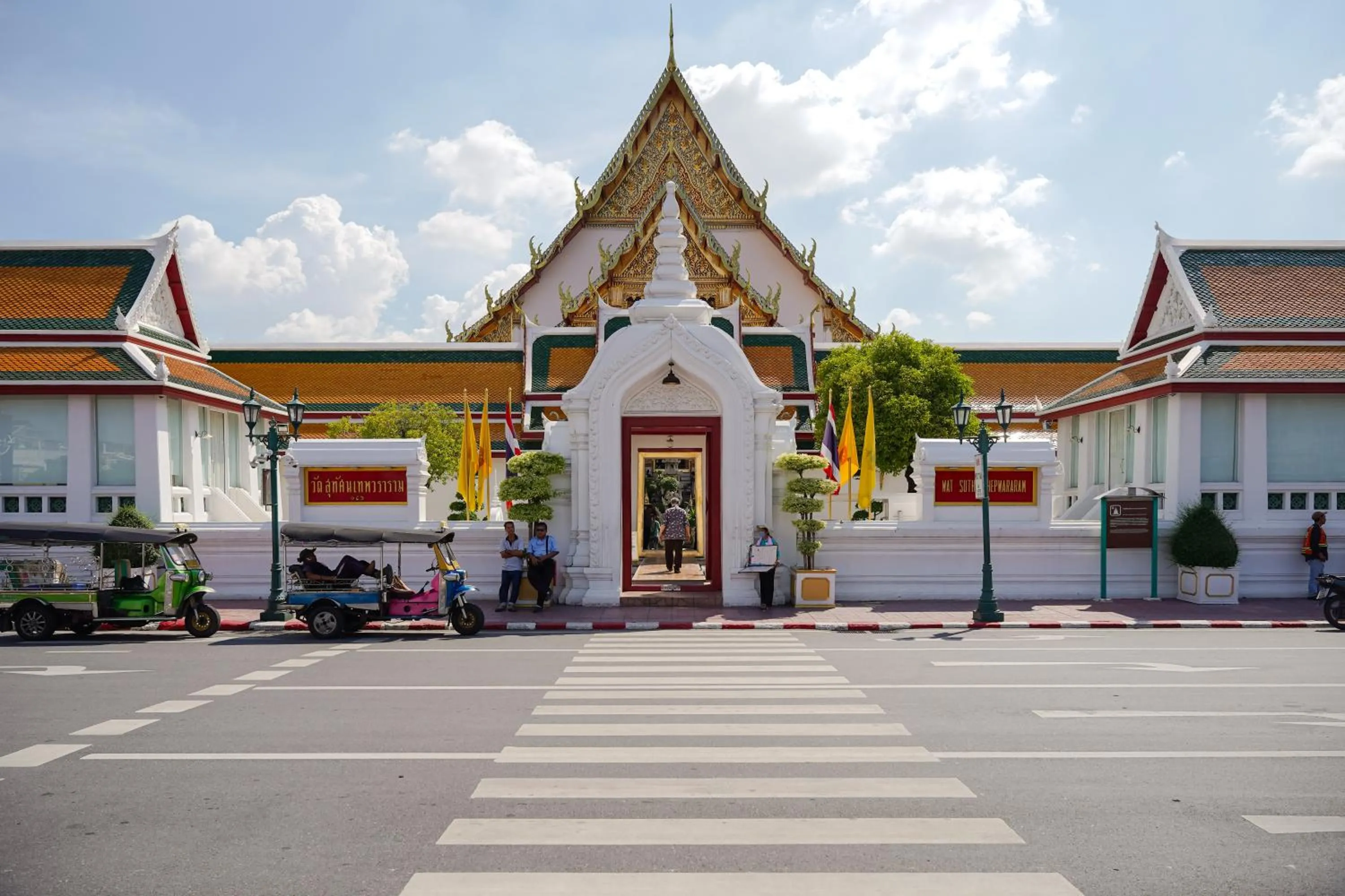 Location in Lub d Bangkok Chinatown - Steps from Sam Yod MRT Station