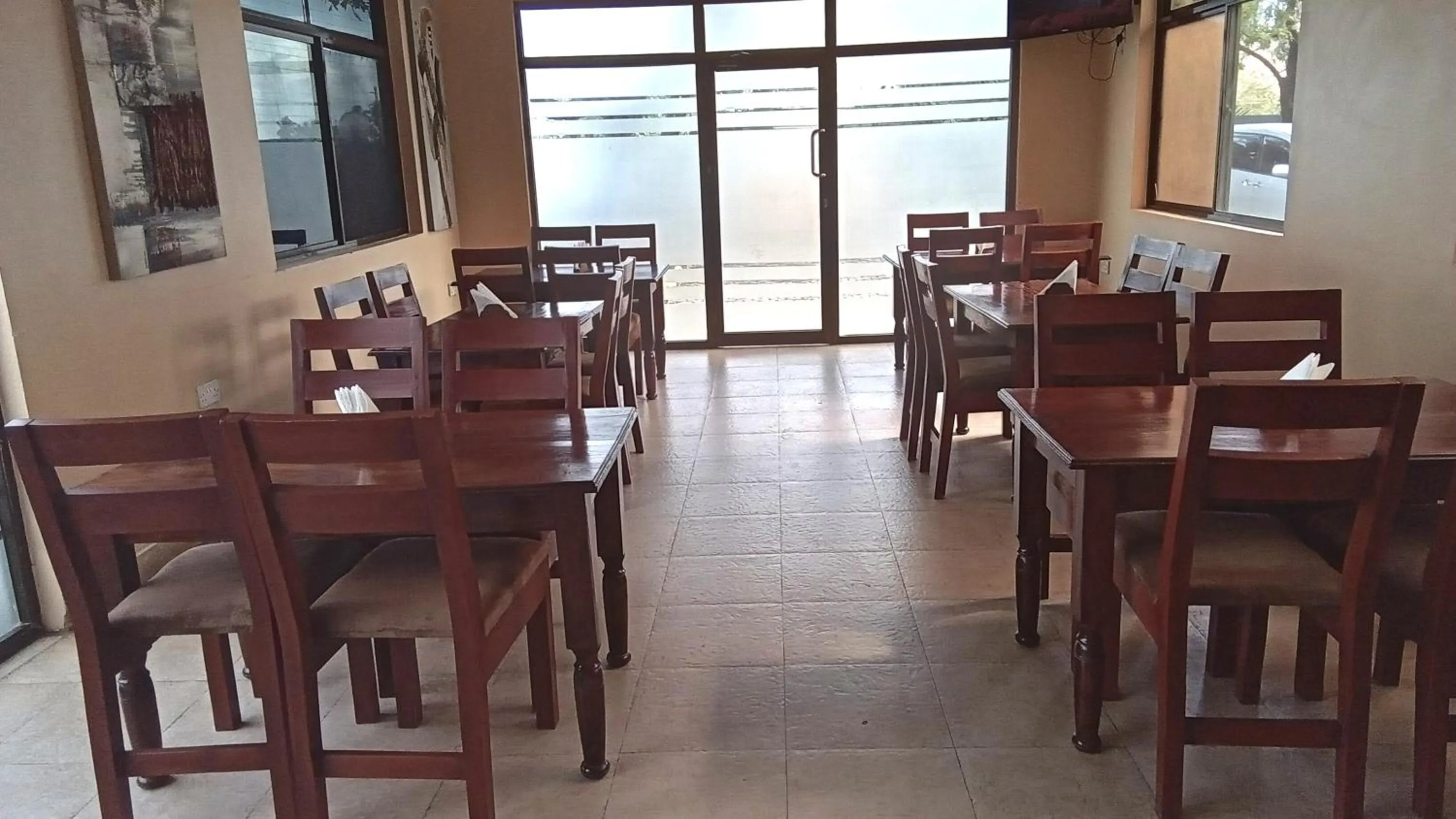 Restaurant/places to eat in Transit Airport B&B