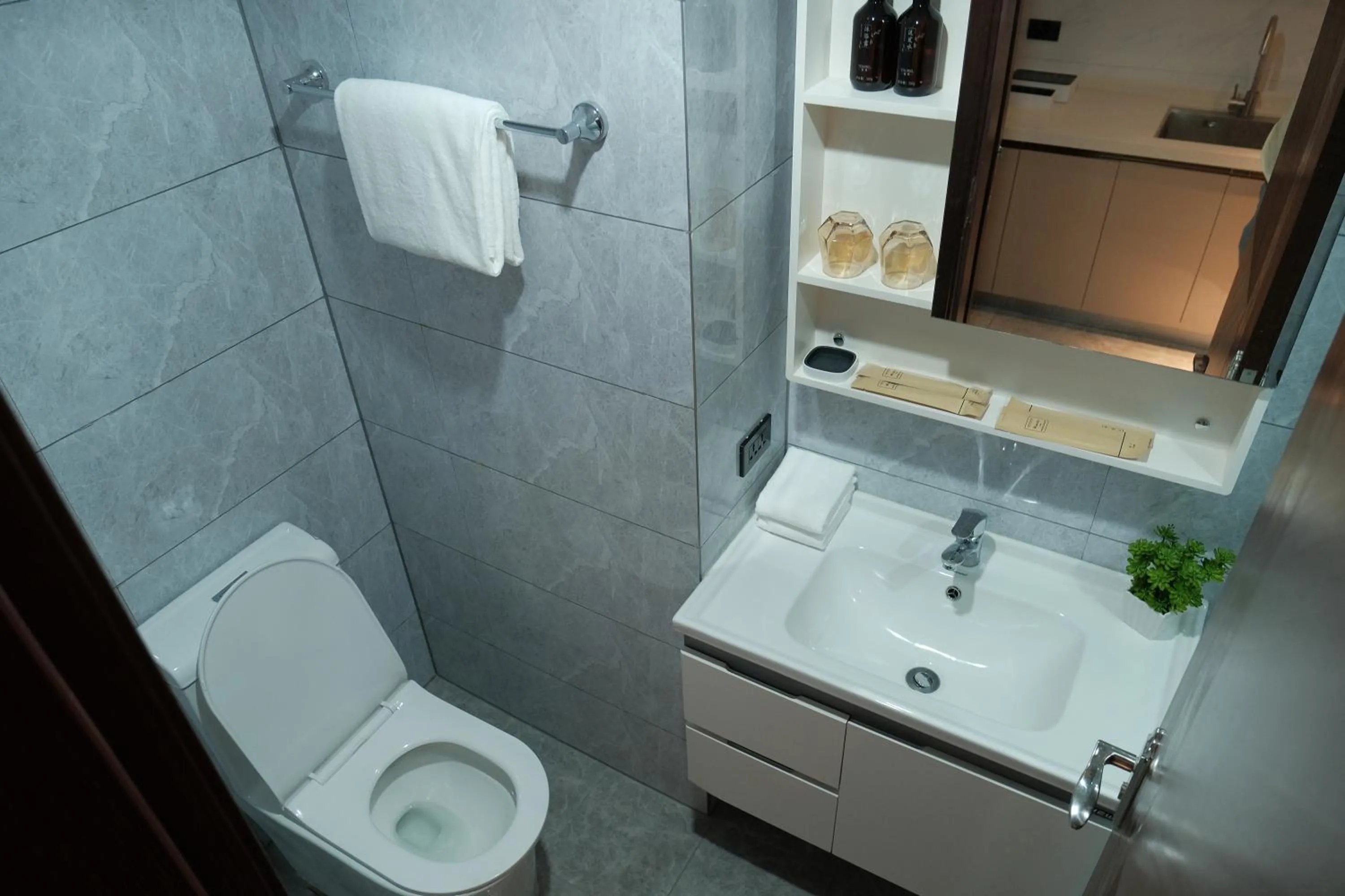 Toilet in Golden Seagulls Hotel