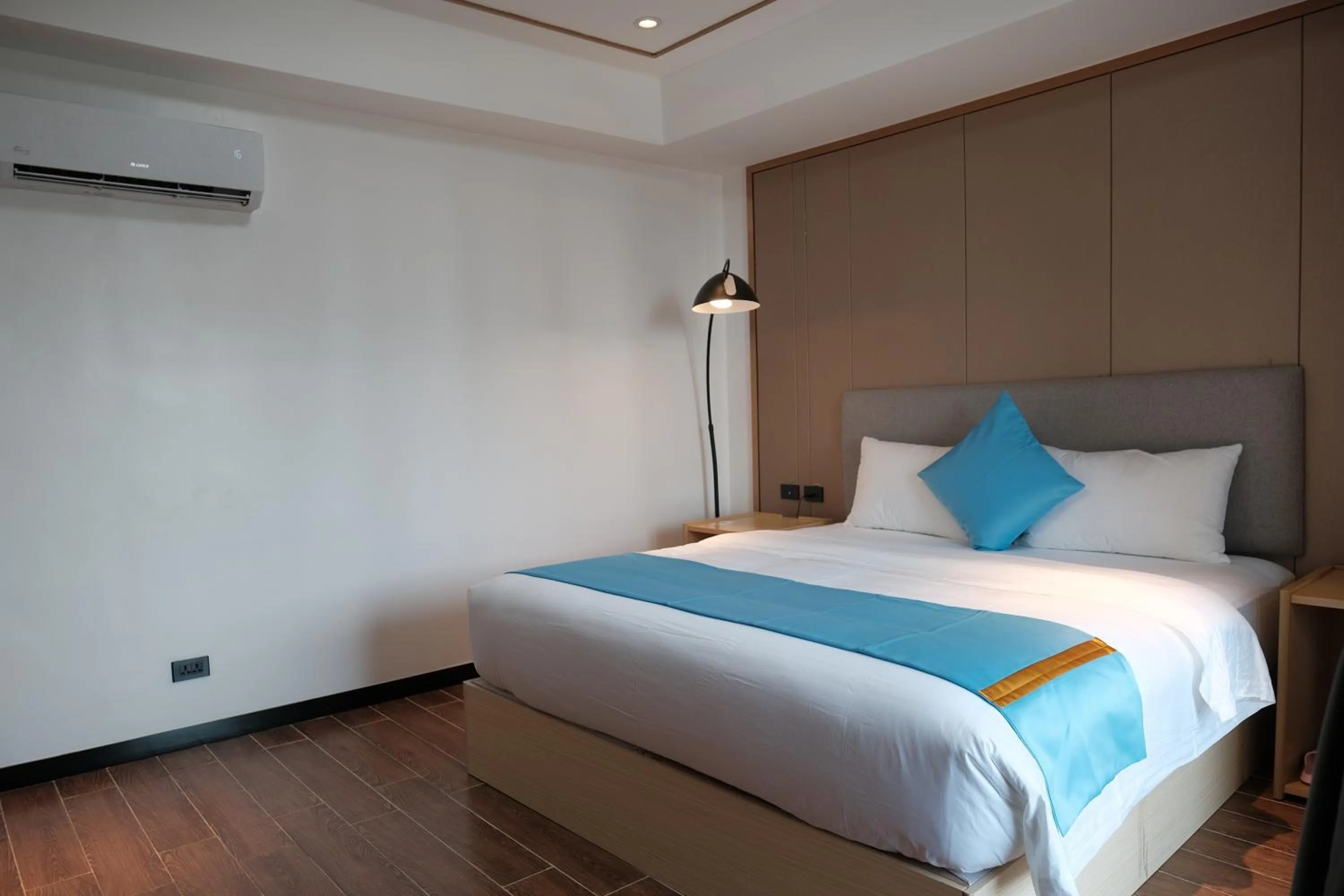 Bedroom, Bed in Golden Seagulls Hotel