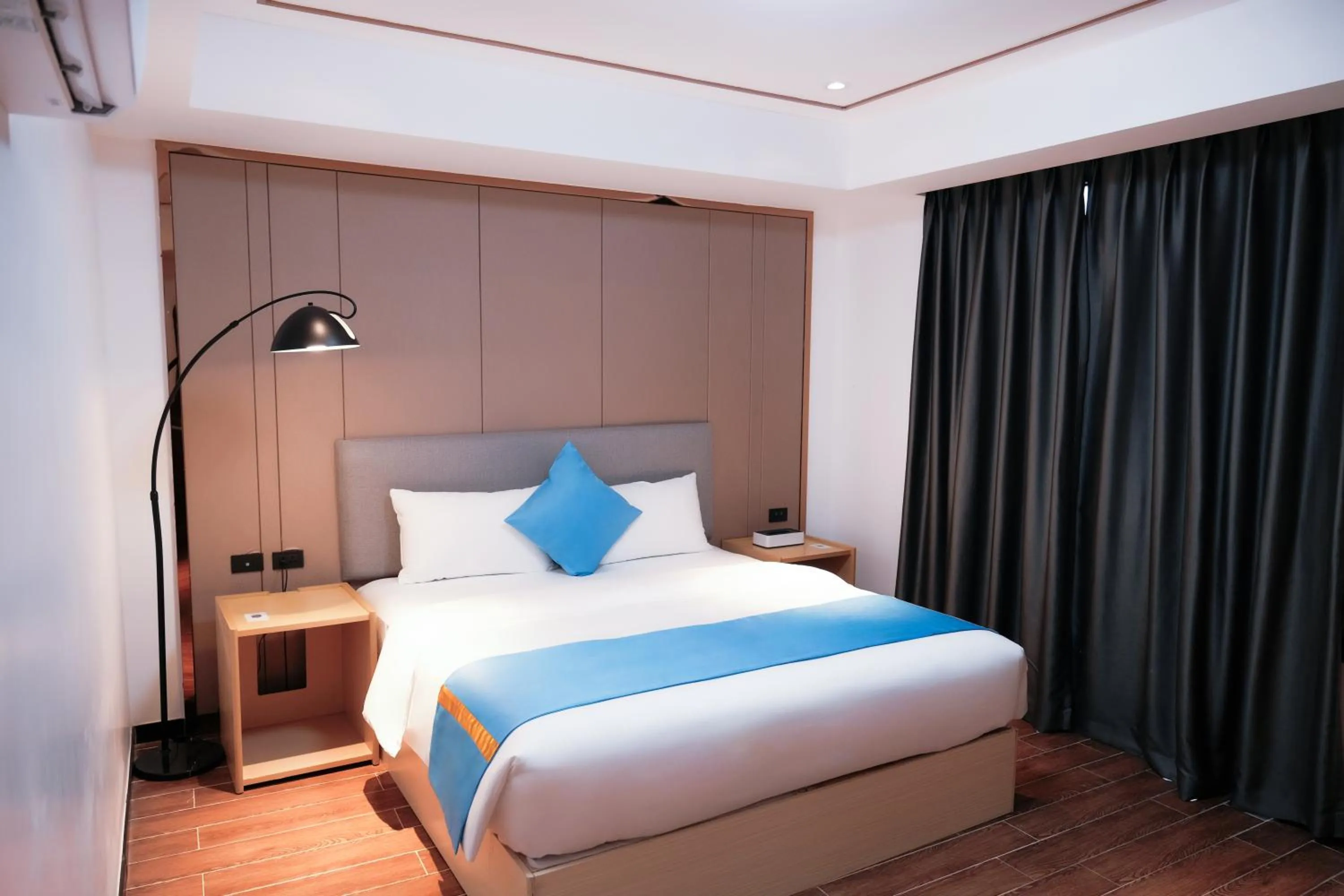 Bed in Golden Seagulls Hotel