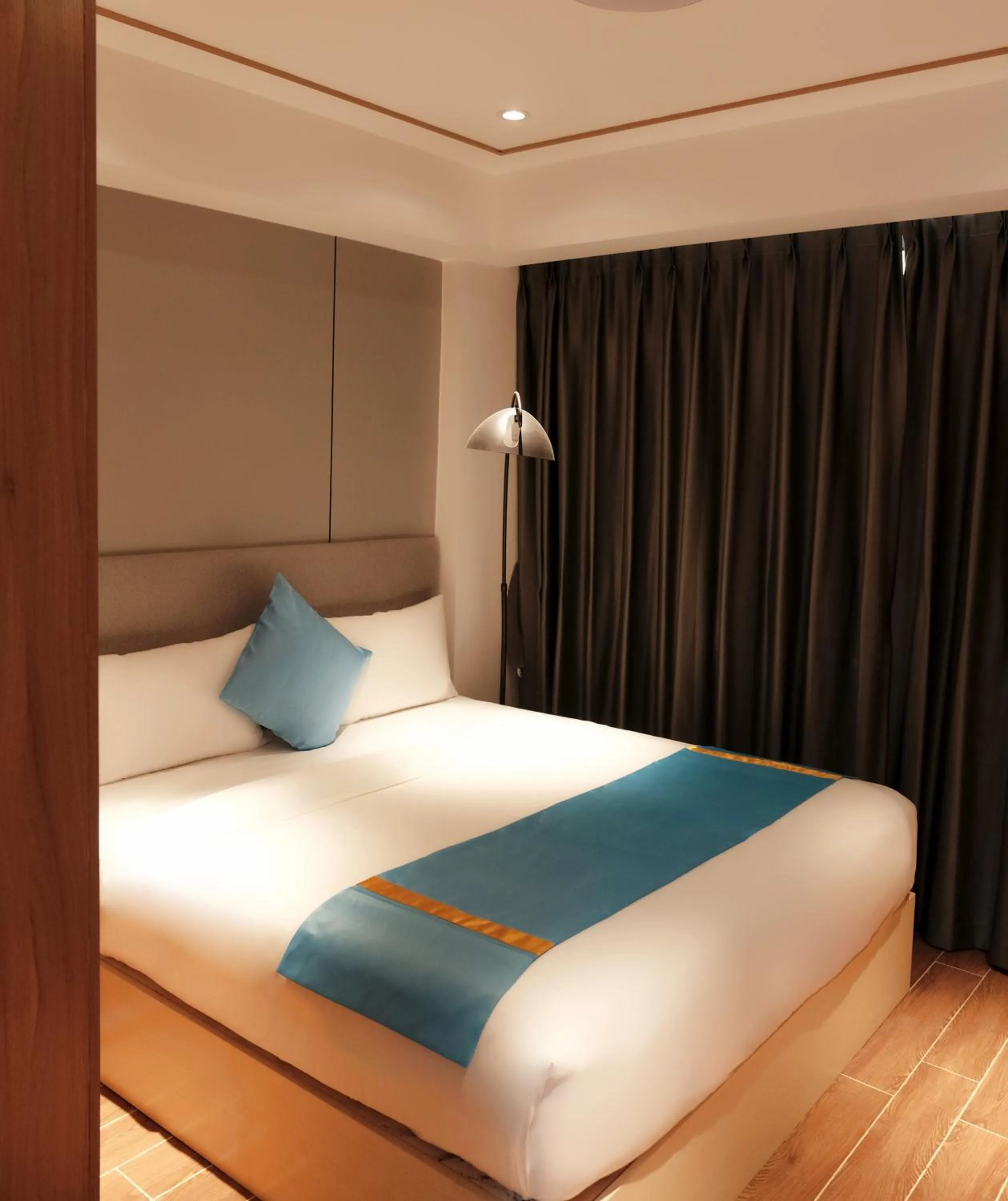 Bedroom, Bed in Golden Seagulls Hotel