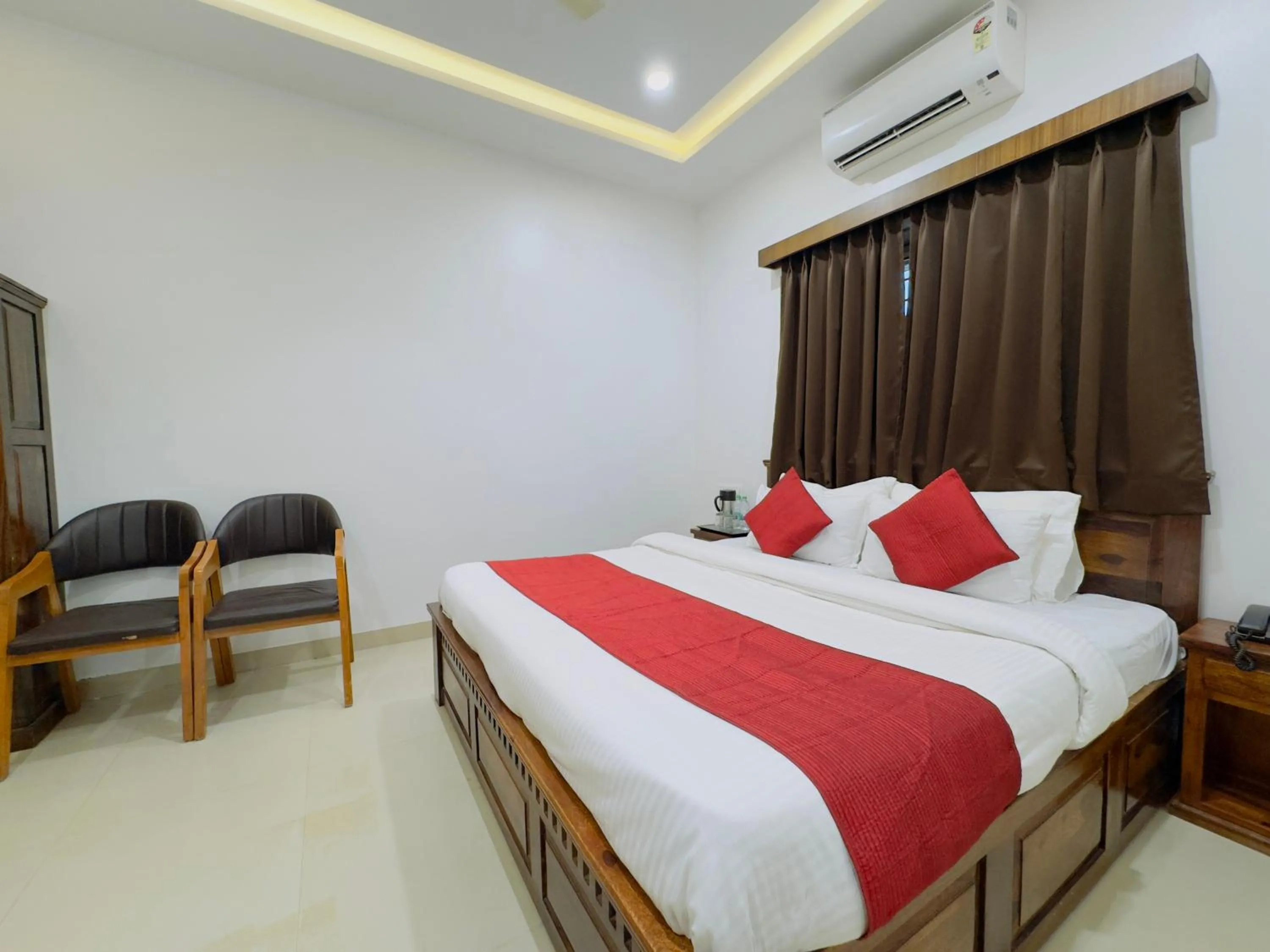 Photo of the whole room, Bed in Hotel Jyotirlinga- One Way Drop to Mahakal Temple