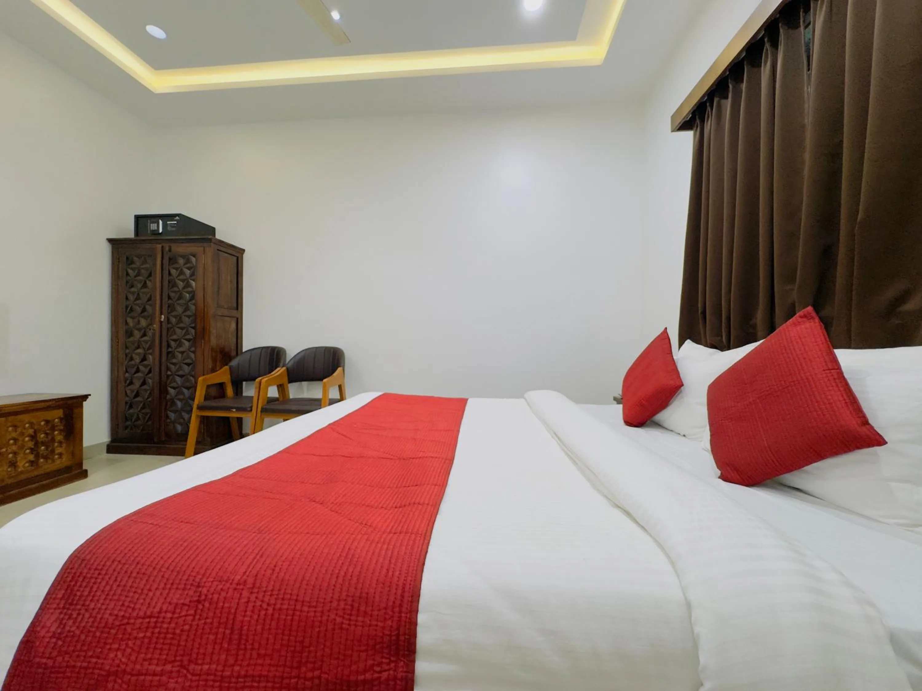 Photo of the whole room, Bed in Hotel Jyotirlinga- One Way Drop to Mahakal Temple