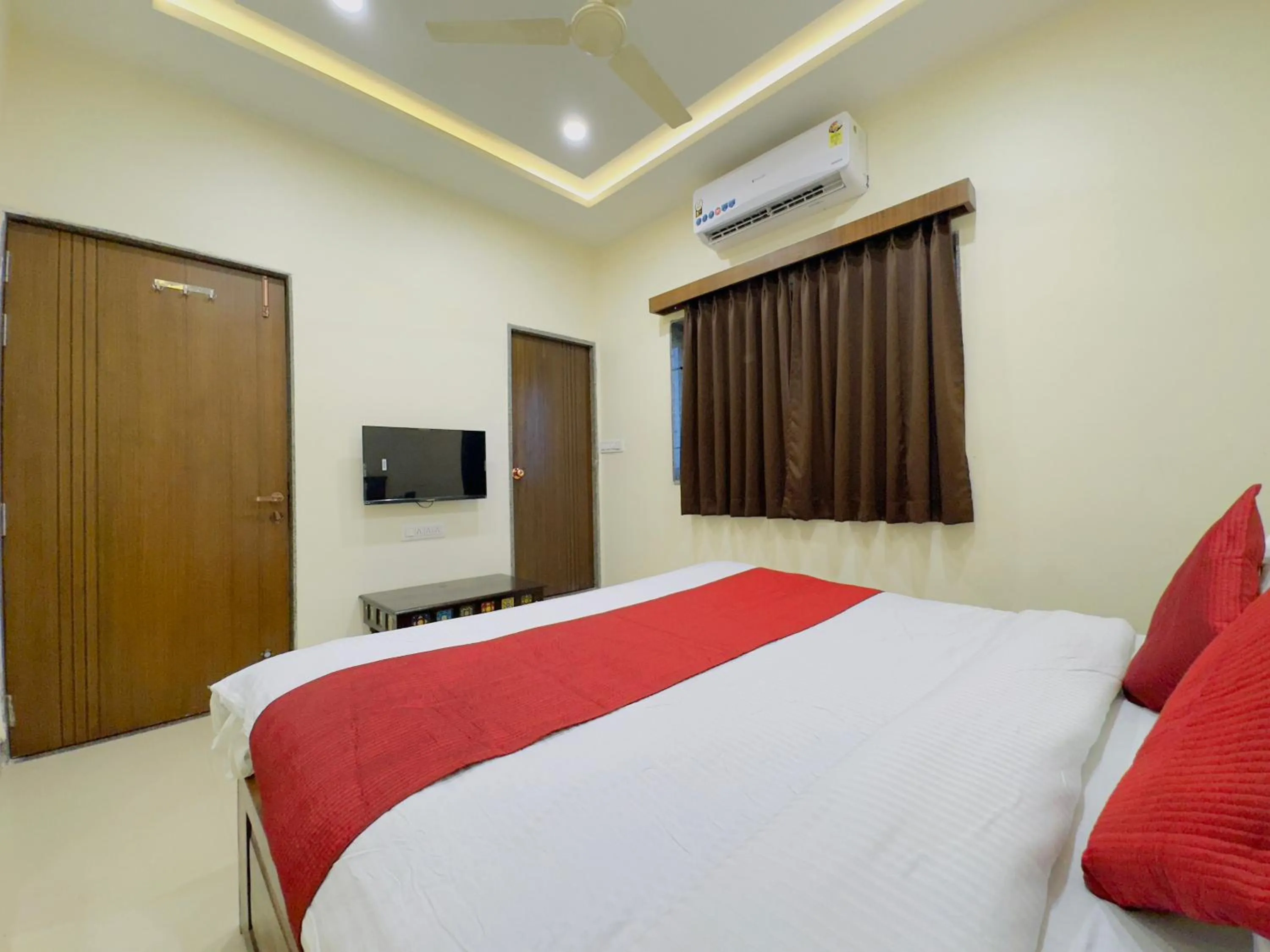 TV and multimedia, Bed in Hotel Jyotirlinga- One Way Drop to Mahakal Temple