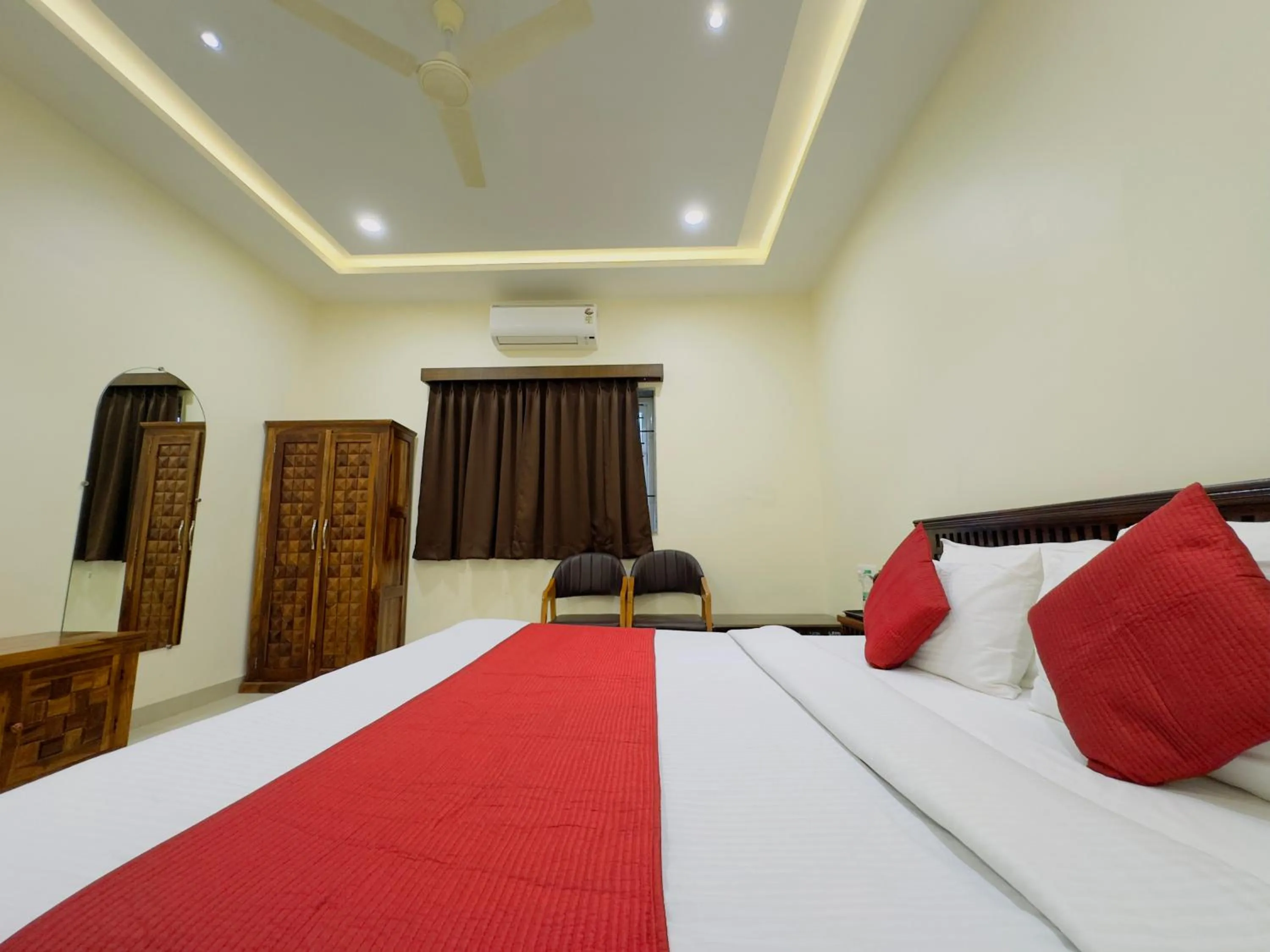 Bed in Hotel Jyotirlinga- One Way Drop to Mahakal Temple