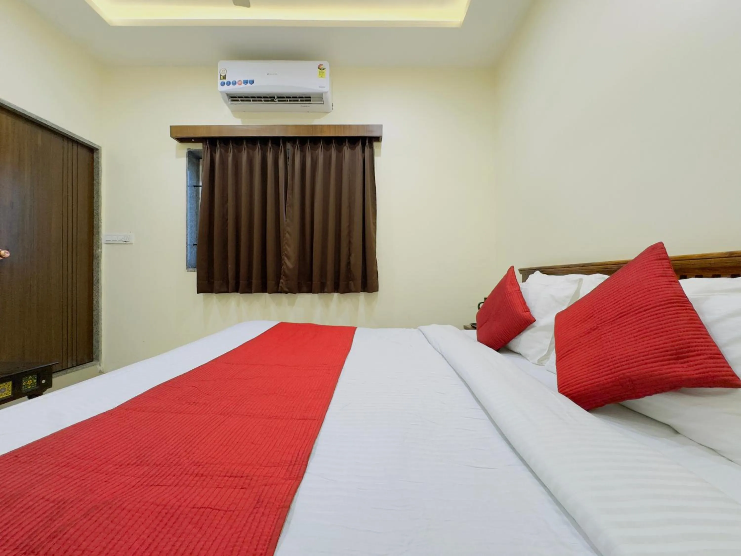 Photo of the whole room, Bed in Hotel Jyotirlinga- One Way Drop to Mahakal Temple