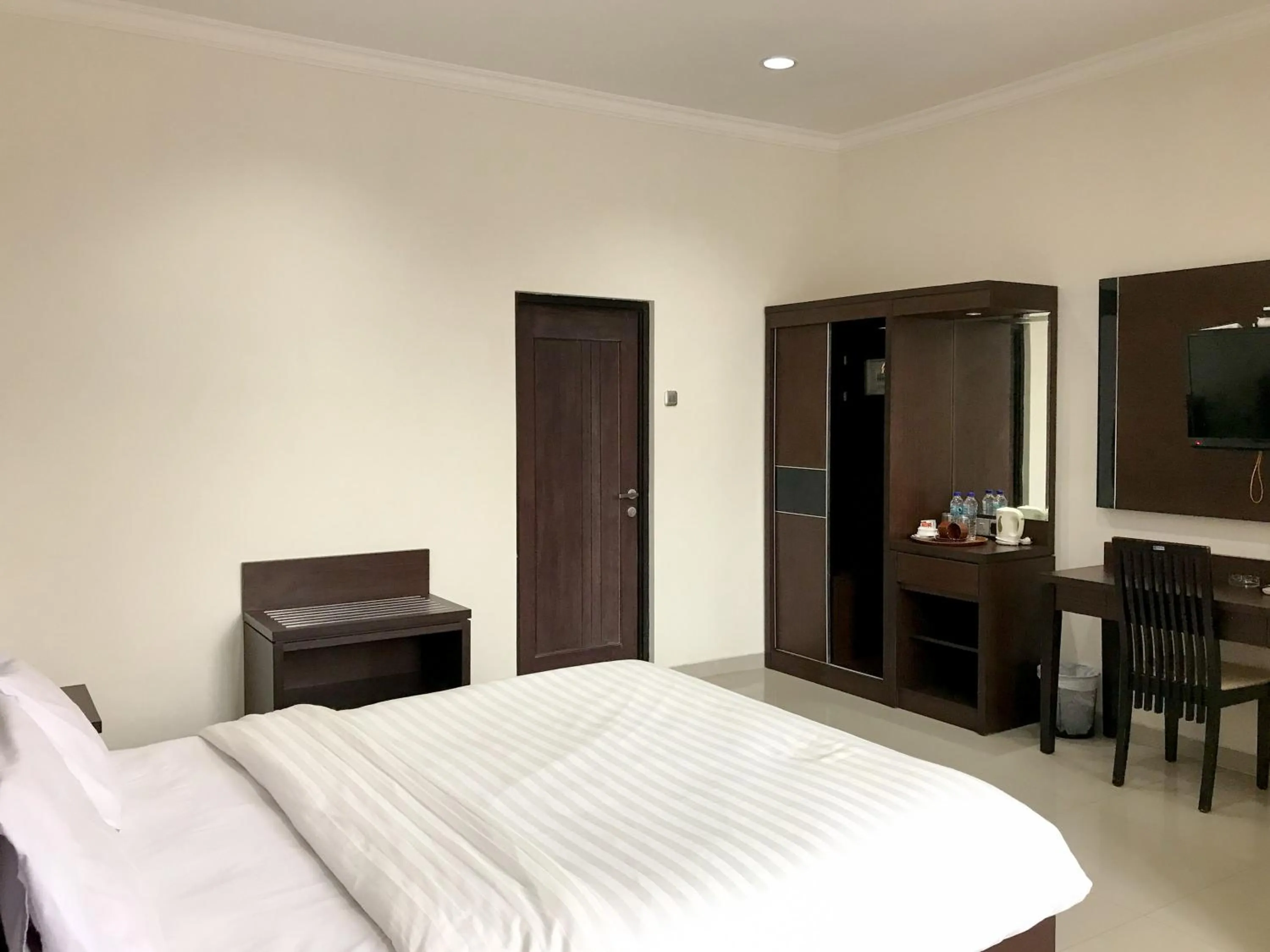 Bedroom, Bed in Selorejo Resort Mitra RedDoorz