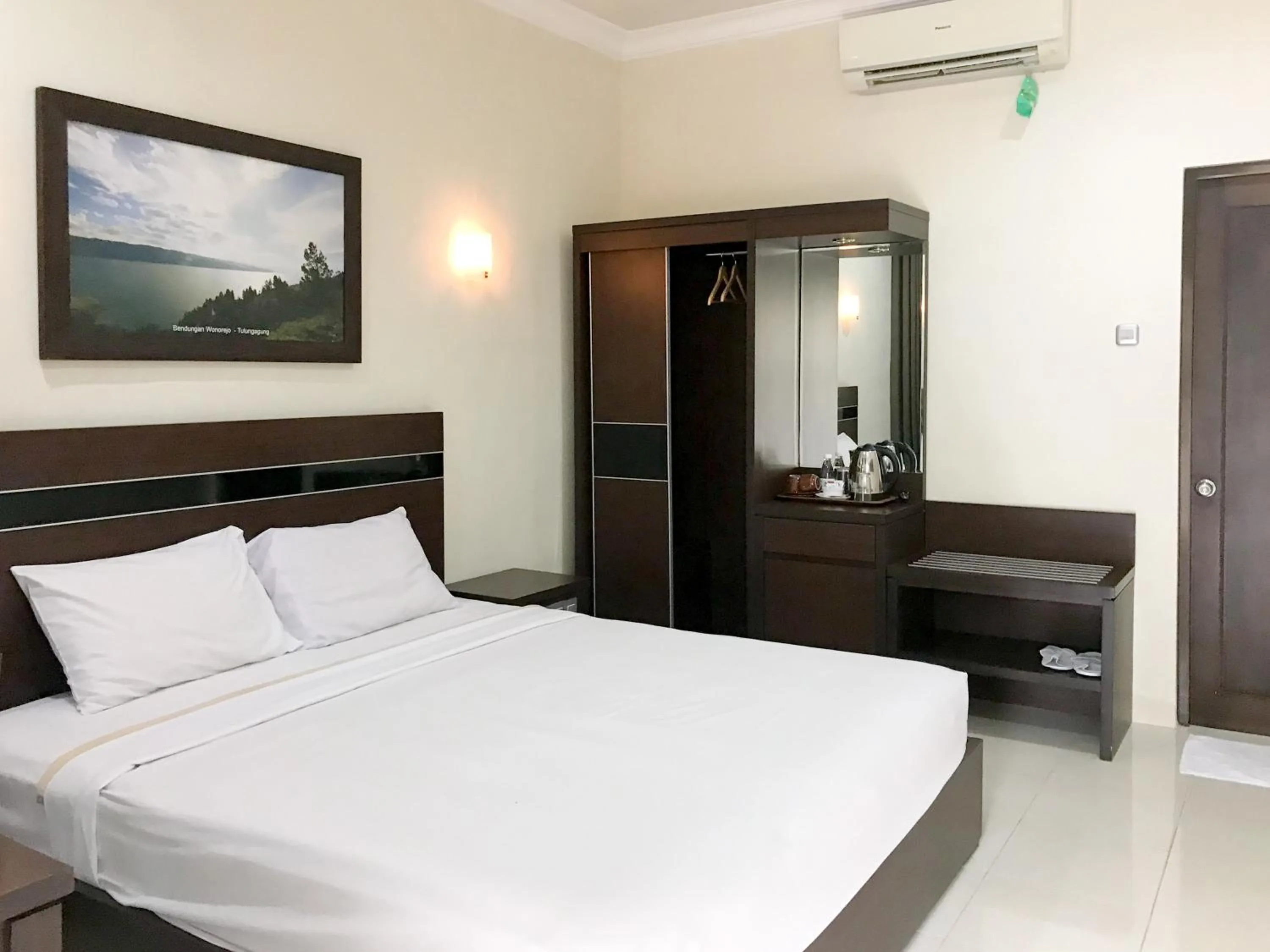 Bedroom, Bed in Selorejo Resort Mitra RedDoorz