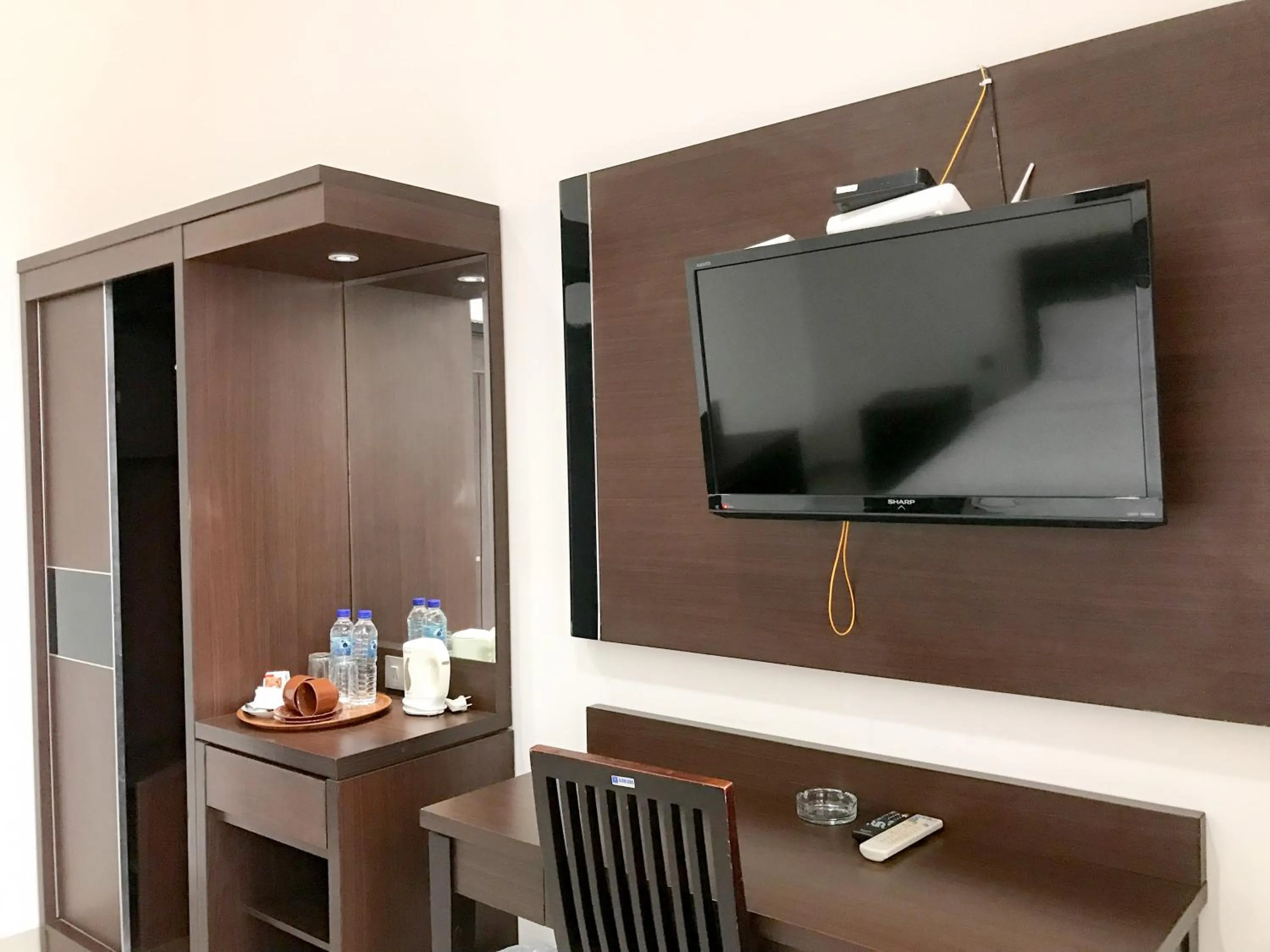 TV and multimedia in Selorejo Resort Mitra RedDoorz