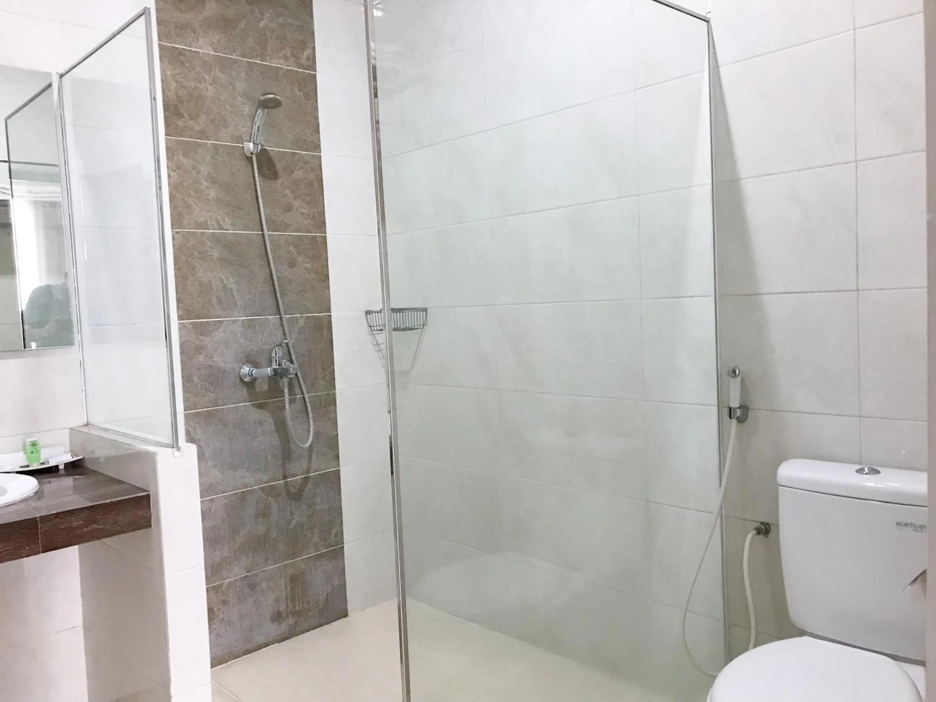 Bathroom in Selorejo Resort Mitra RedDoorz